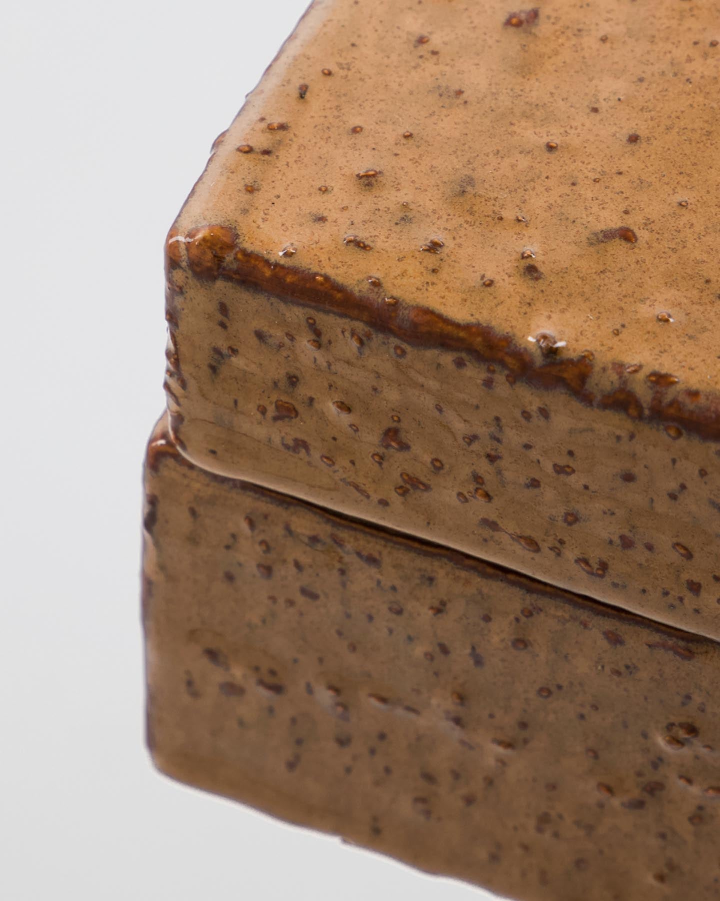 Gestalten Sie Ihr Zuhause mit den handgefertigten HDTreasure Aufbewahrungsschachteln von House Doctor in elegantem Braun und Hellblau. Ideal für stilvolle Aufbewahrung!