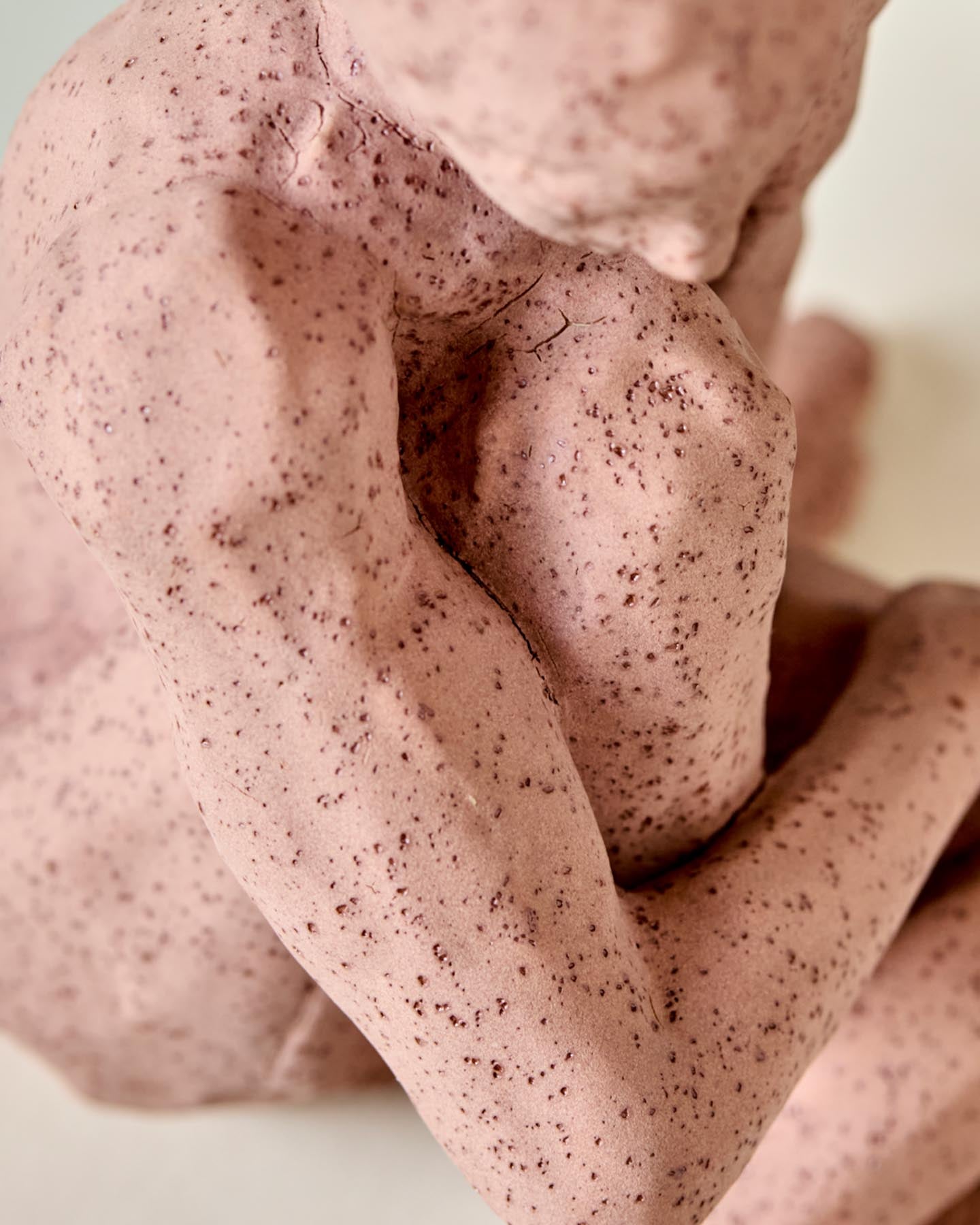 Entdecken Sie die handgefertigte HDWoman Figur in Braun von House Doctor – ein einzigartiges Dekorationsobjekt, das Stil und Eleganz in Ihr Zuhause bringt.