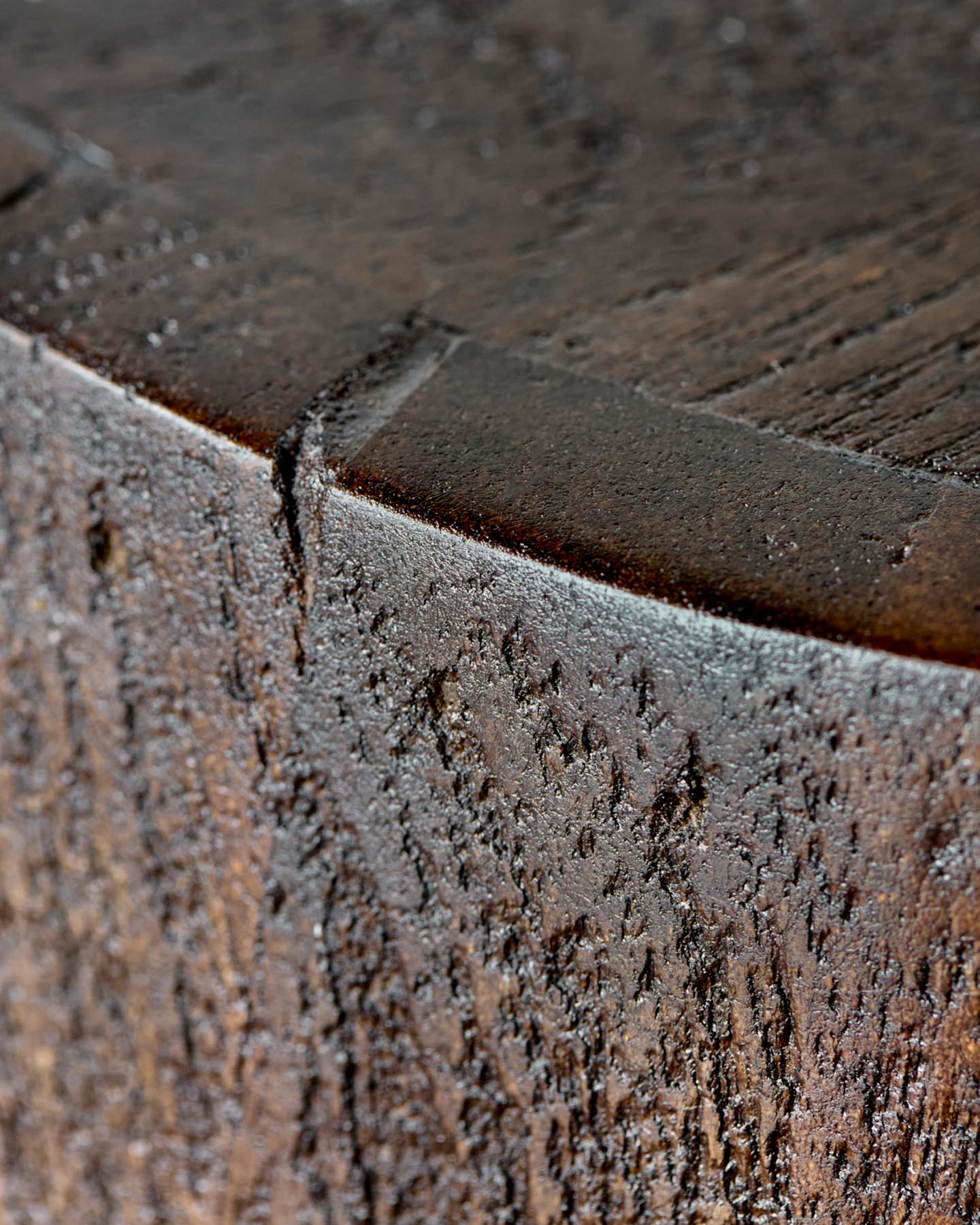 Entdecken Sie den einzigartigen HDWoda Hocker in Braun von House Doctor – handgefertigt aus massivem Mangoholz, ideal für jeden Raum.