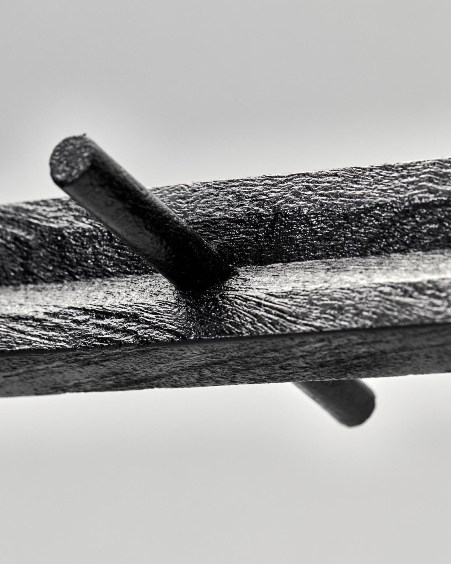 Die Hakenleiste HDMono in Schwarz von House Doctor bietet stilvolle Ordnung und ein einzigartiges, handgefertigtes Design aus hochwertigem Mangoholz.