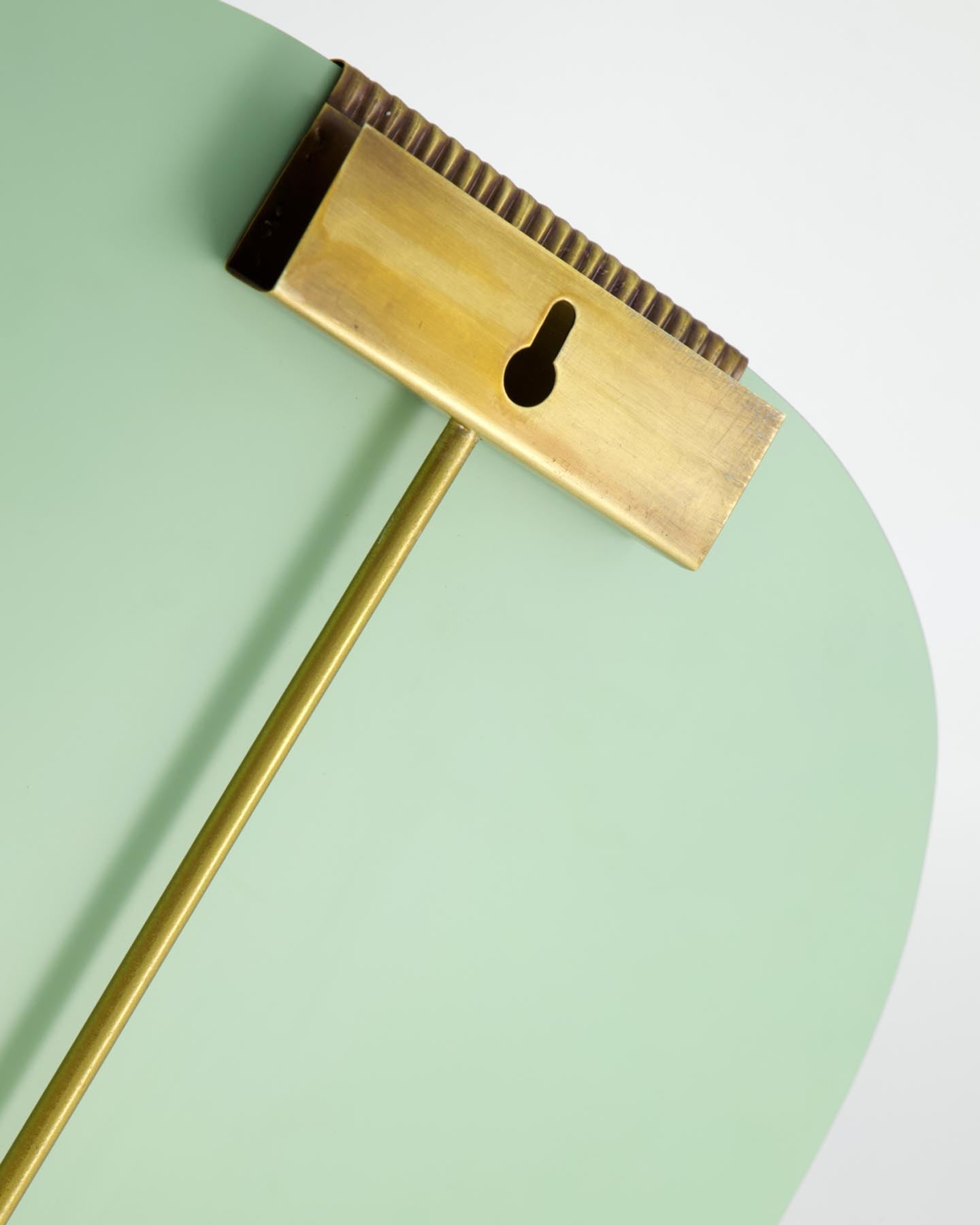 Eleganter Spiegel HDClips Gold von House Doctor – handgefertigt mit goldenen Clips und Jugendstil-Details. Perfekt für jeden Raum!