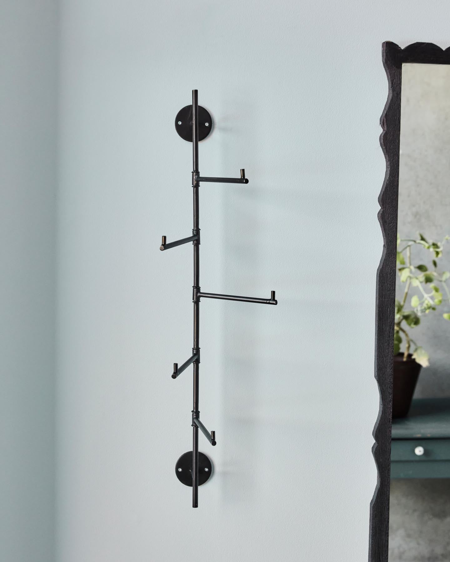 Entdecken Sie die Hakenleiste HDFlex in Schwarz von House Doctor – ein stilvolles, handgefertigtes Accessoire für Ordnung und Eleganz in jedem Raum.