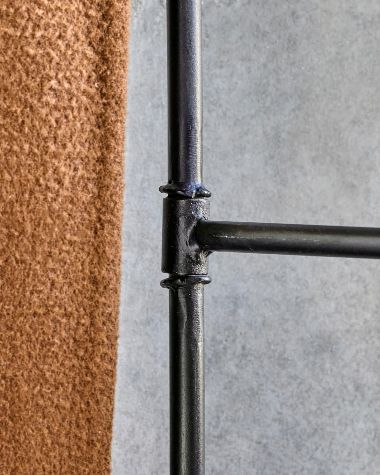 Entdecken Sie die Hakenleiste HDFlex in elegantem Schwarz von House Doctor – ein funktionales Design-Highlight für Ihr Zuhause, das Stil und Ordnung vereint.