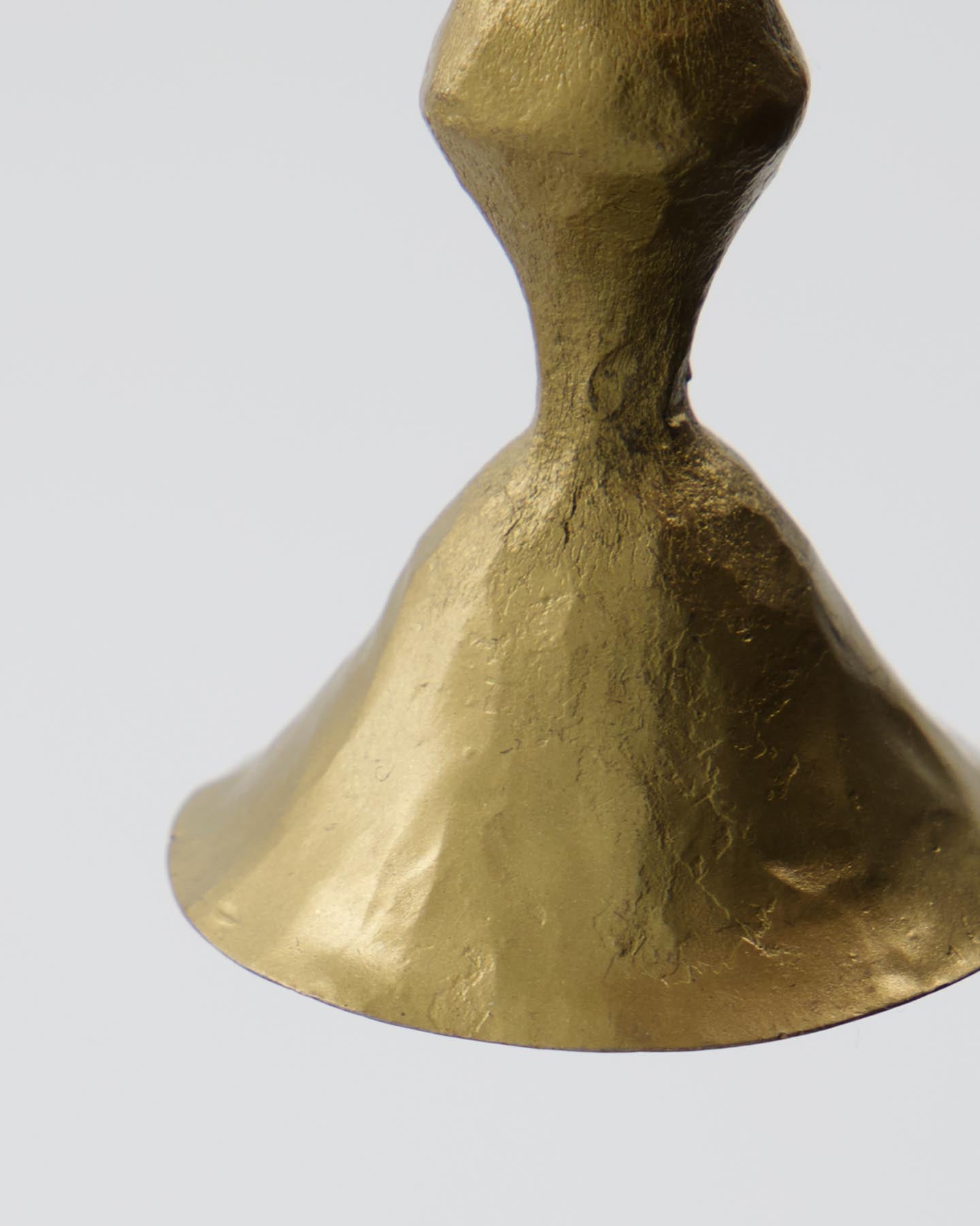 Stilvolles Kerzenständer-Set HDCastle in antikem Messing von House Doctor. Handgefertigt, perfekt für gemütliche Abende und festliche Anlässe.