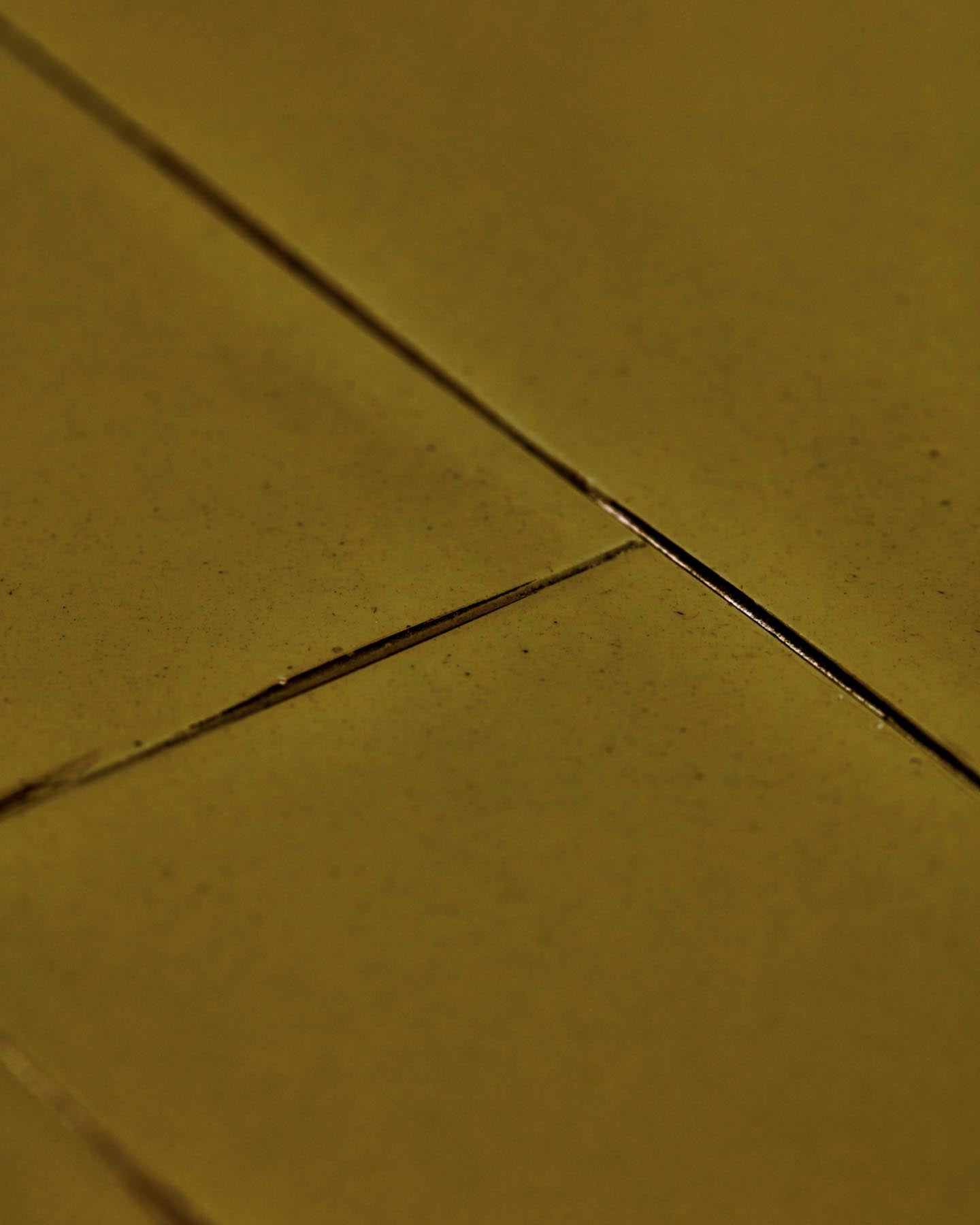 Verleihen Sie Ihrem Wohnzimmer mit dem HDBrick Couchtisch in Grün von House Doctor einen modernen Akzent. Handgefertigt aus Mangoholz, besticht er durch seine luxuriöse Hochglanz-Oberfläche.