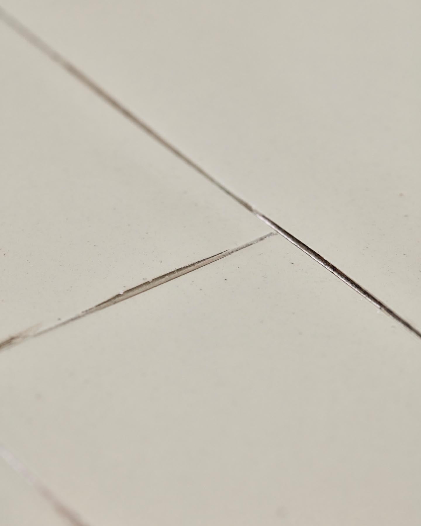 Entdecken Sie den einzigartigen Couchtisch HDBrick Sand von House Doctor – ein stilvolles Unikat aus Mangoholz, das Ihr Wohnzimmer aufwertet.