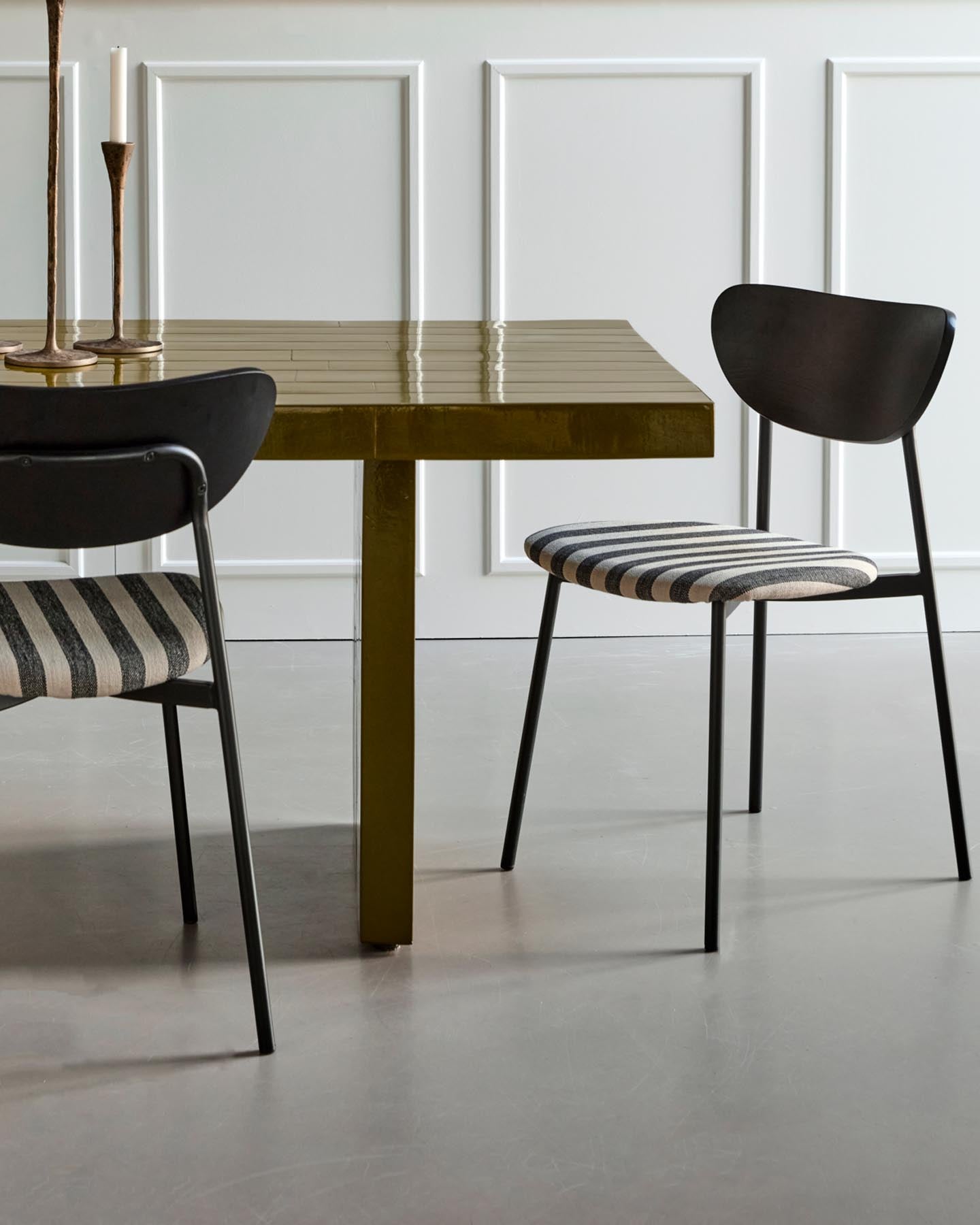 Entdecken Sie den einzigartigen Esstisch HDBrick in Grün von House Doctor – ein stilvolles Highlight für Ihr Zuhause mit handgefertigten Details.