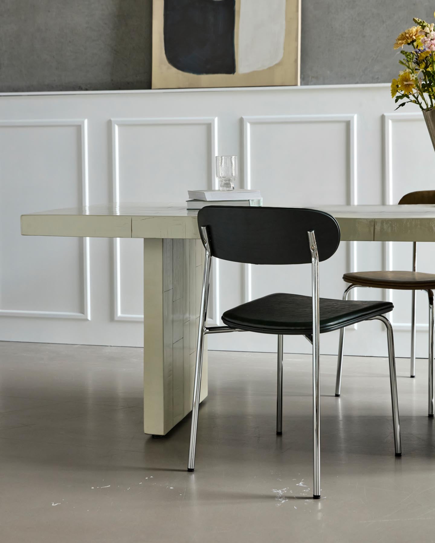 Entdecken Sie den Esstisch HDBrick Sand von House Doctor – ein Meisterwerk aus handgefertigten Mangoholzkacheln und eleganter Hochglanzoberfläche.