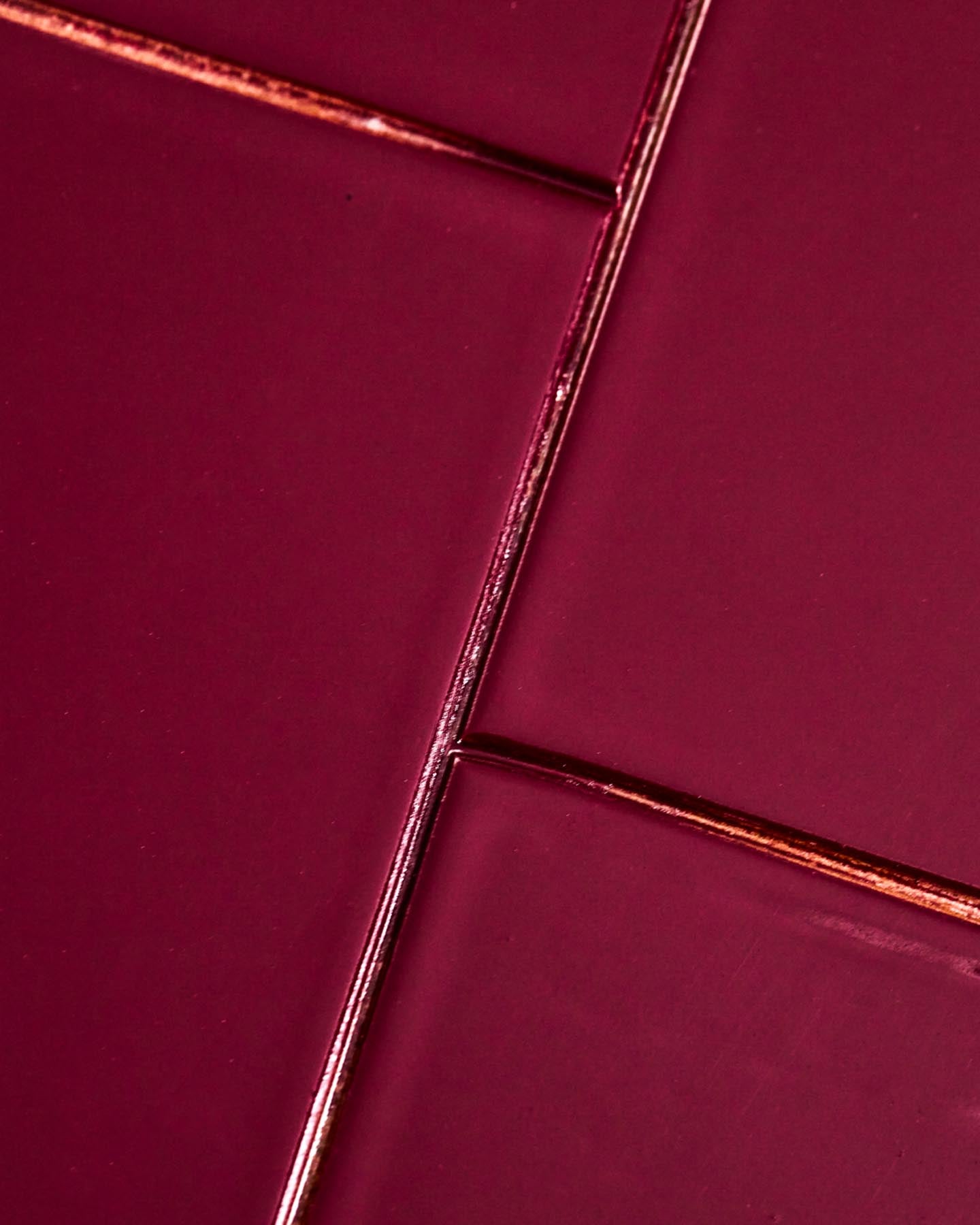 Erleben Sie den HDBrick Beistelltisch in Rot von House Doctor – ein stilvolles, handgefertigtes Möbelstück, das Eleganz und Funktionalität vereint.