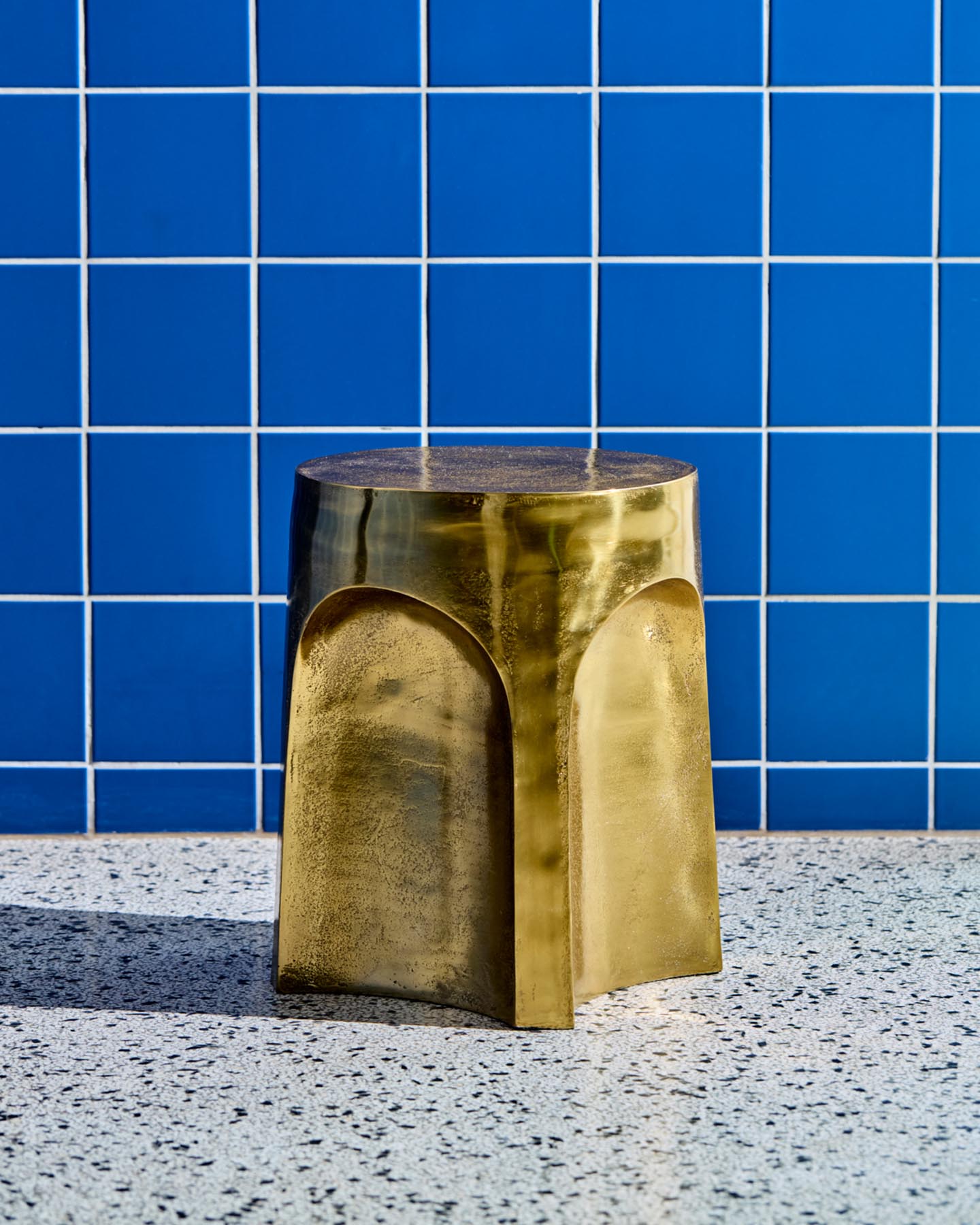 Entdecken Sie den eleganten HDRiga Beistelltisch von House Doctor mit antikgoldenem Finish. Ein handgefertigtes Unikat, das jedem Raum Stil verleiht.