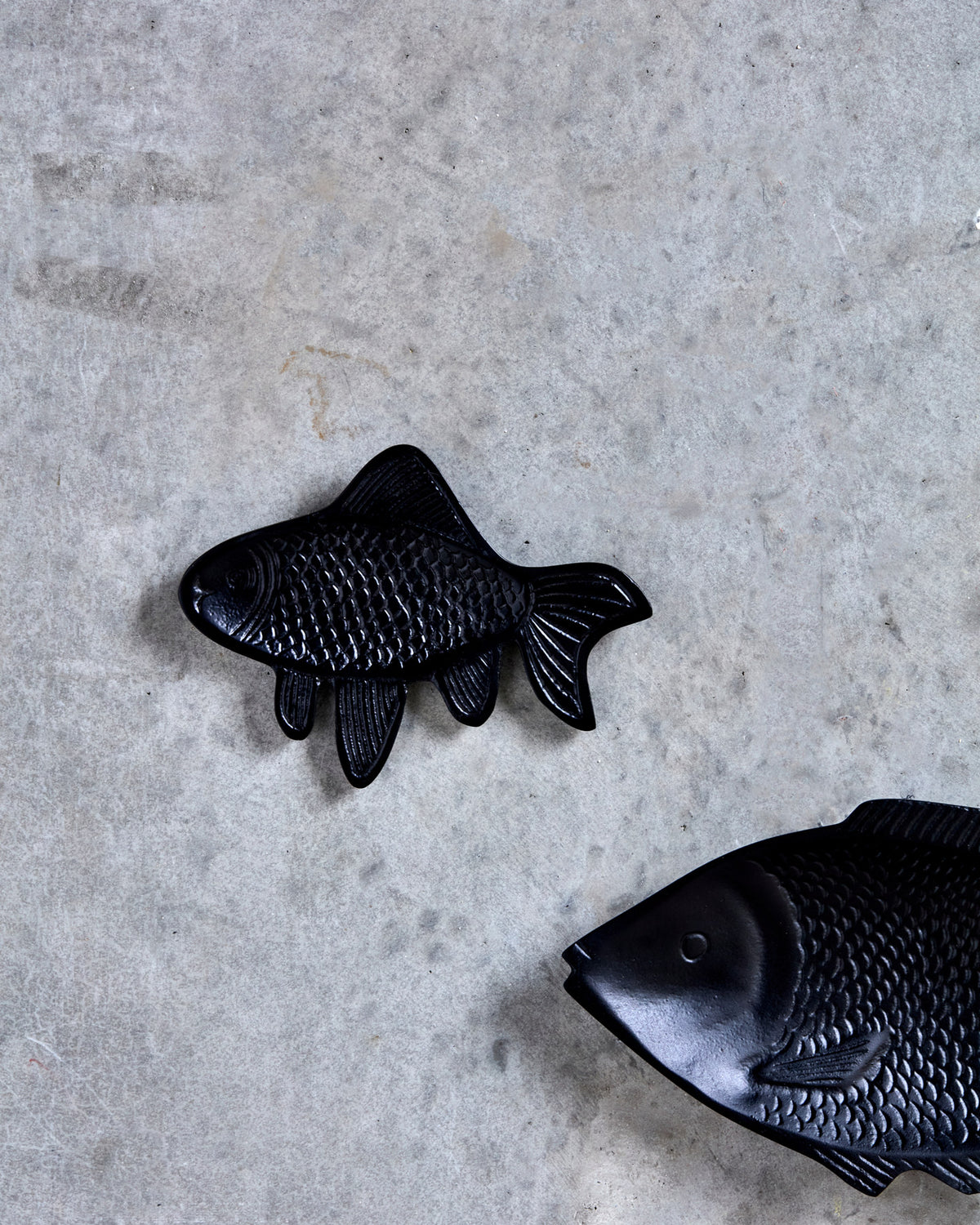 Schwarzes Wandobjekt HDFish in abstrakter Fischform aus mattem Aluminium