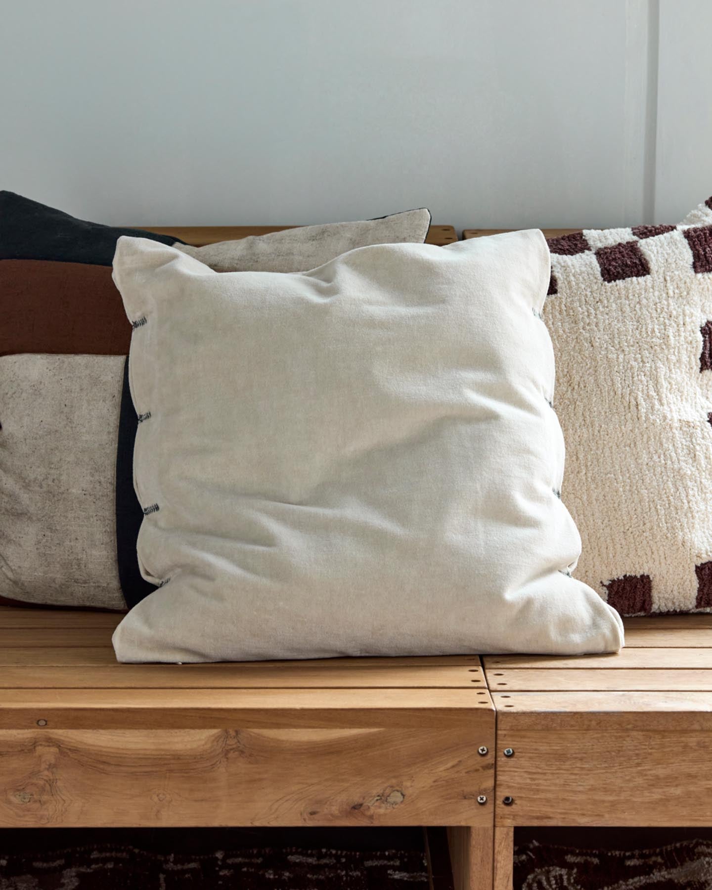 Verleihen Sie Ihrem Zuhause mit dem Kissenbezug HDVelvet in Sand von House Doctor einen Hauch von Eleganz und Behaglichkeit.