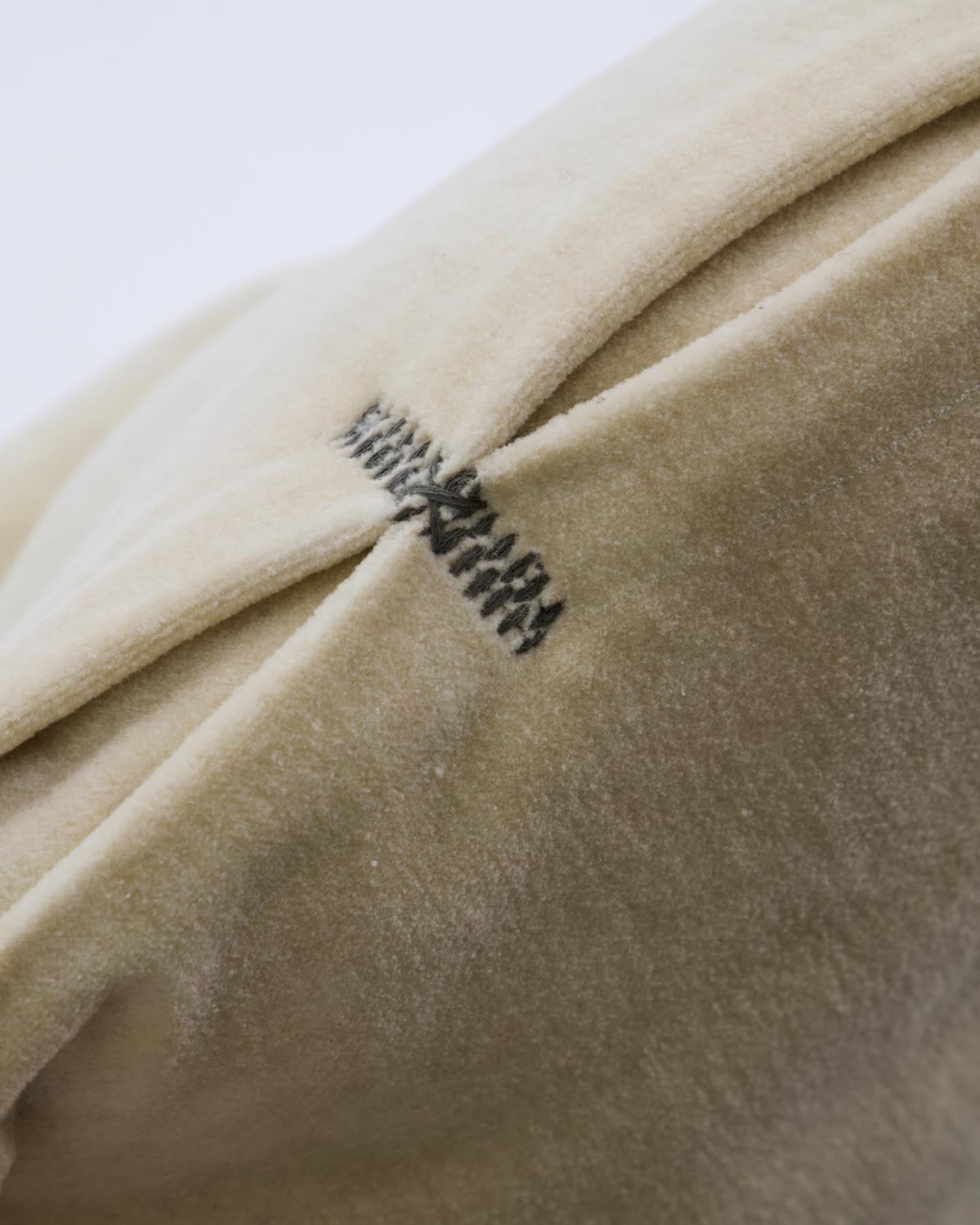 Gestalten Sie Ihr Zuhause mit dem Kissenbezug HDVelvet in Sand von House Doctor stilvoll und einladend. Der edle Baumwollvelours sorgt für Komfort und Wärme.