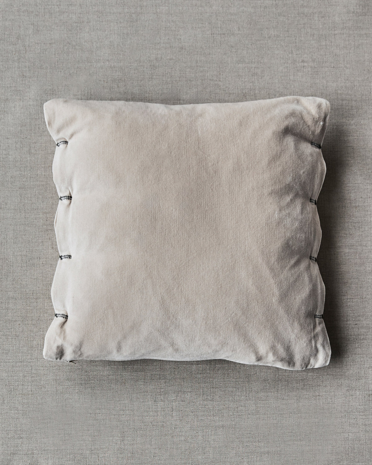Kissenbezug, HDVelvet, Sand in Sand präsentiert im Onlineshop von KAQTU Design AG. Deko Kissenbezug ist von House Doctor