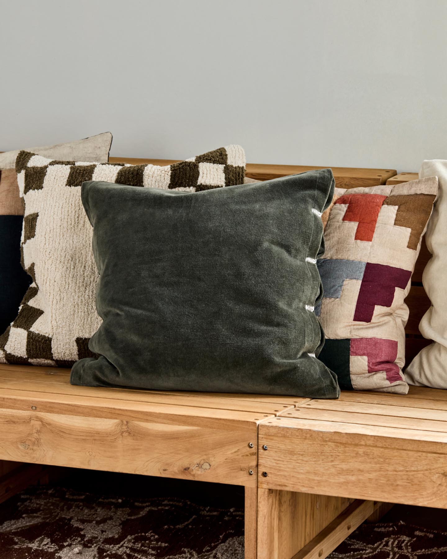 Verleihen Sie Ihrem Raum mit dem Kissenbezug HDVelvet in Grün von House Doctor einen Hauch von Luxus und Gemütlichkeit. Hochwertiger Baumwollvelours.