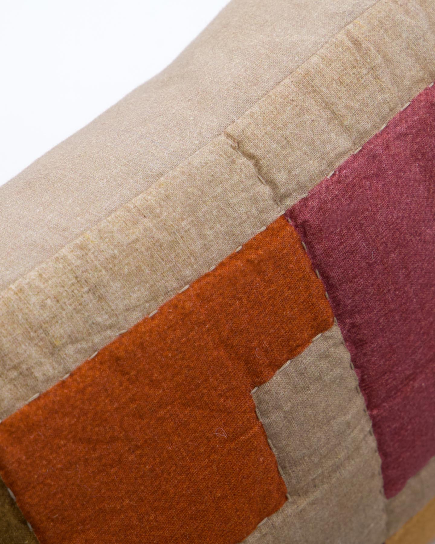 Setzen Sie mit dem Kissenbezug HDBlock von House Doctor farbenfrohe Akzente in Ihrem Zuhause. Handbedruckt und aus weicher Baumwolle, vereint er Komfort und modernes Design.