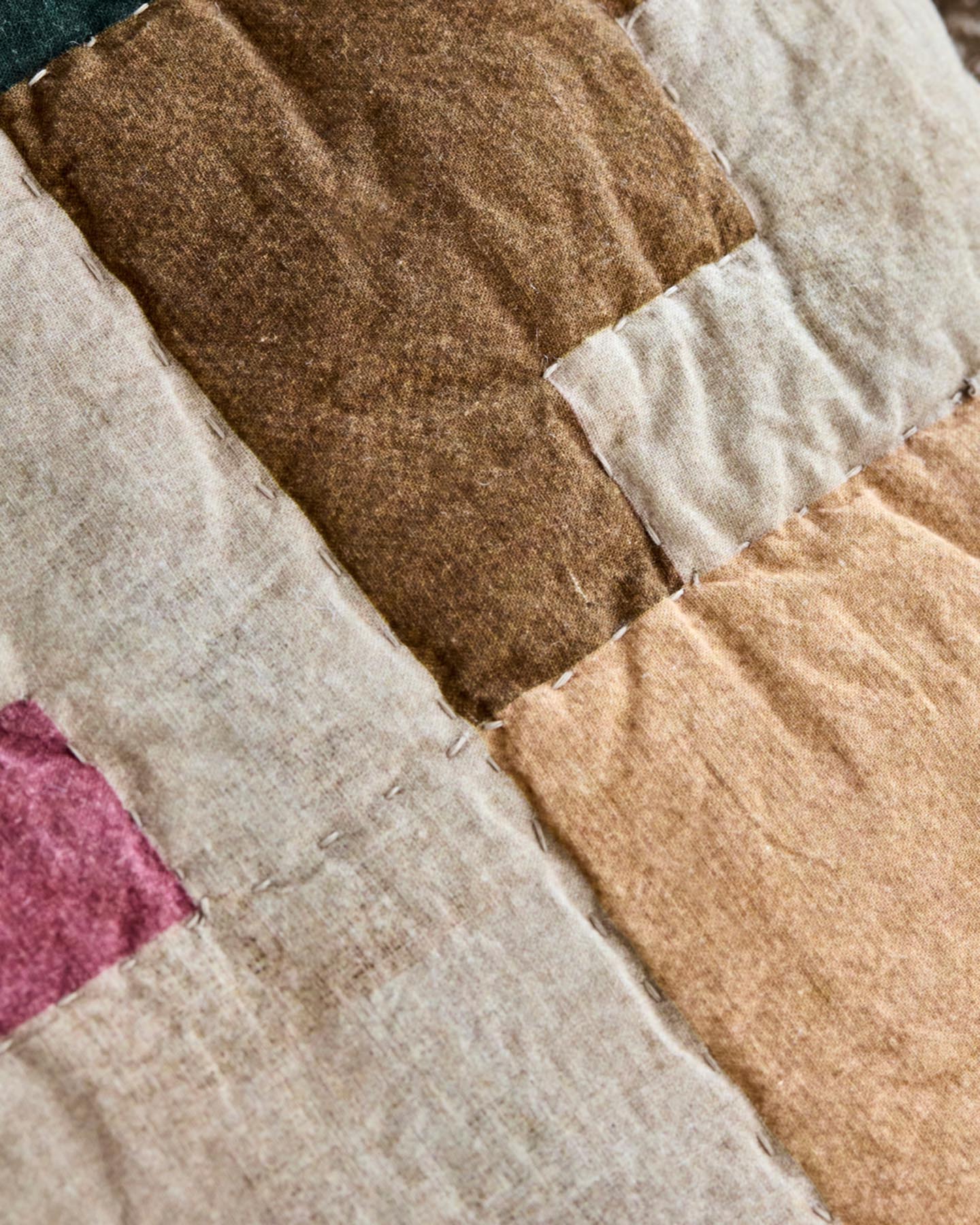 Entdecken Sie den Kissenbezug HDBlock von House Doctor – ein farbenfrohes, handbedrucktes Design aus weicher Baumwolle, das Ihrem Zuhause lebendige Akzente verleiht.