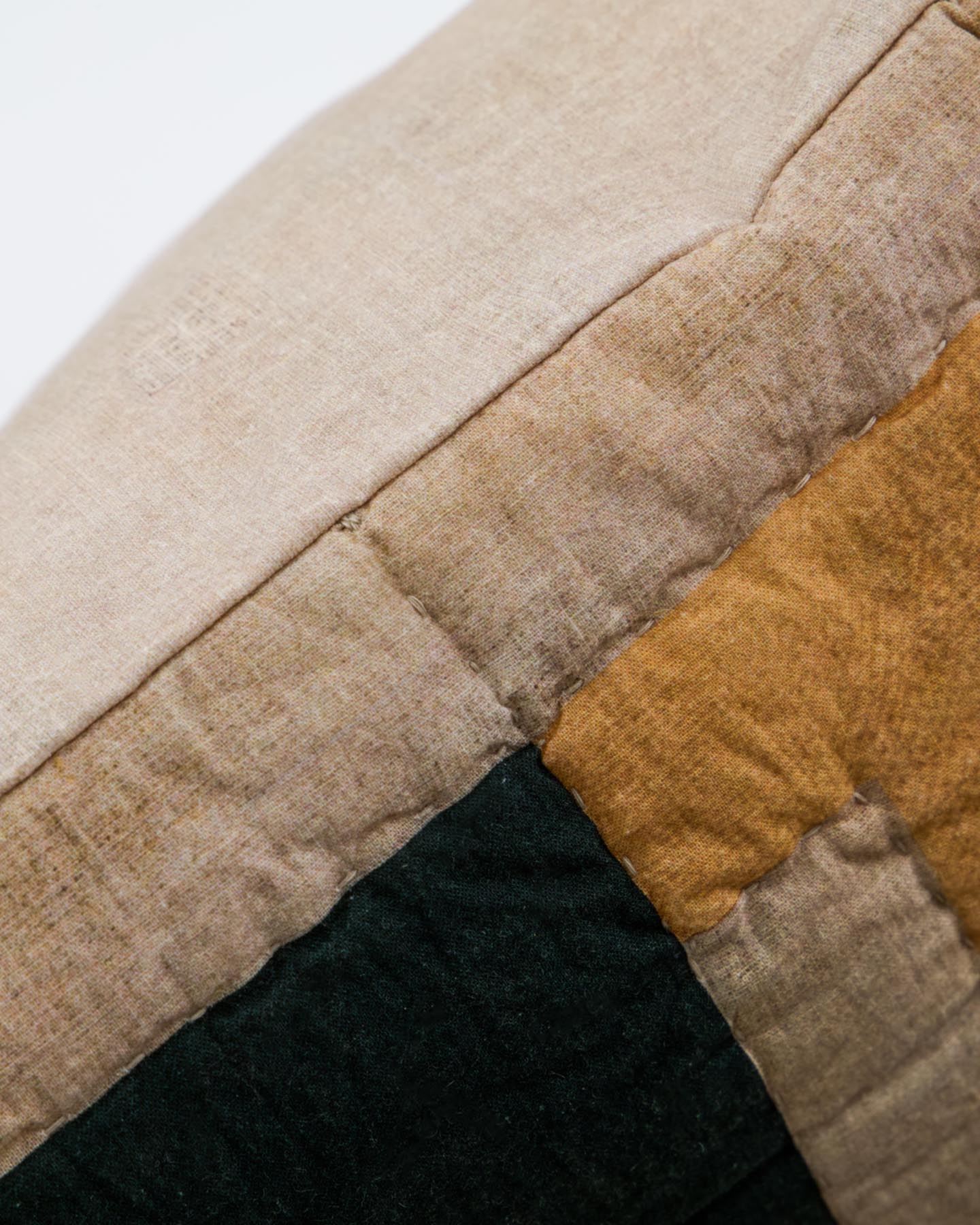 Setzen Sie mit dem Kissenbezug HDBlock von House Doctor farbenfrohe Akzente in Ihrem Zuhause. Handbedruckt, aus hochwertiger Baumwolle und mit feinen Details.