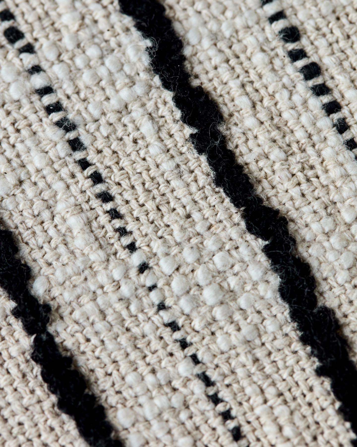 Verleihen Sie Ihrem Zuhause mit dem handgewebten Kissenbezug HDLines von House Doctor in Schwarz und Off-White einen stilvollen Akzent. Ideal für jedes Wohnambiente.