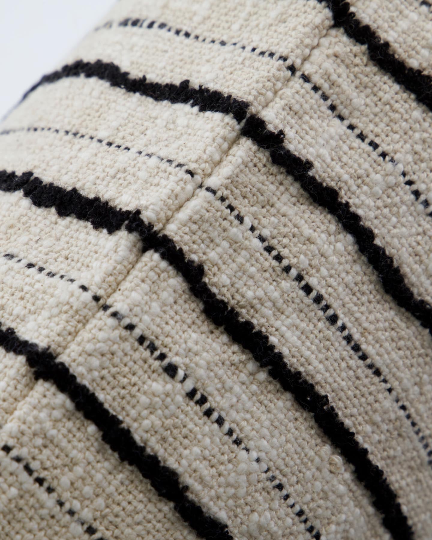 Verleihen Sie Ihrem Zuhause mit dem handgewebten Kissenbezug HDLines von House Doctor in Schwarz und Off-White eine elegante Note. Ideal für jeden Raum.