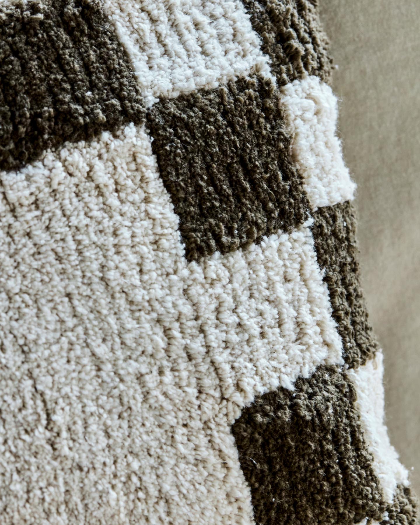 Stilvoller Kissenbezug HDChess in Grün und Off-White von House Doctor. Hochwertige Baumwolle, modernes Schachbrettmuster, ideal für jedes Zuhause.