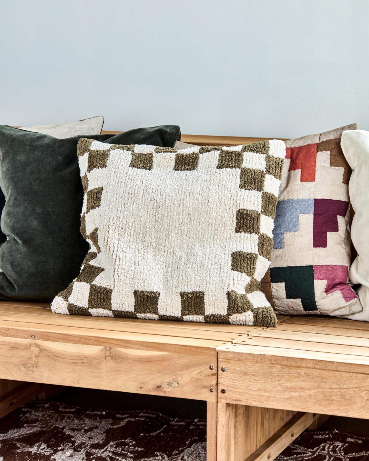 Eleganter Kissenbezug HDChess in frischem Grün und Off-White. Aus 100% Baumwolle, pflegeleicht und perfekt kombinierbar für ein modernes Wohnambiente.