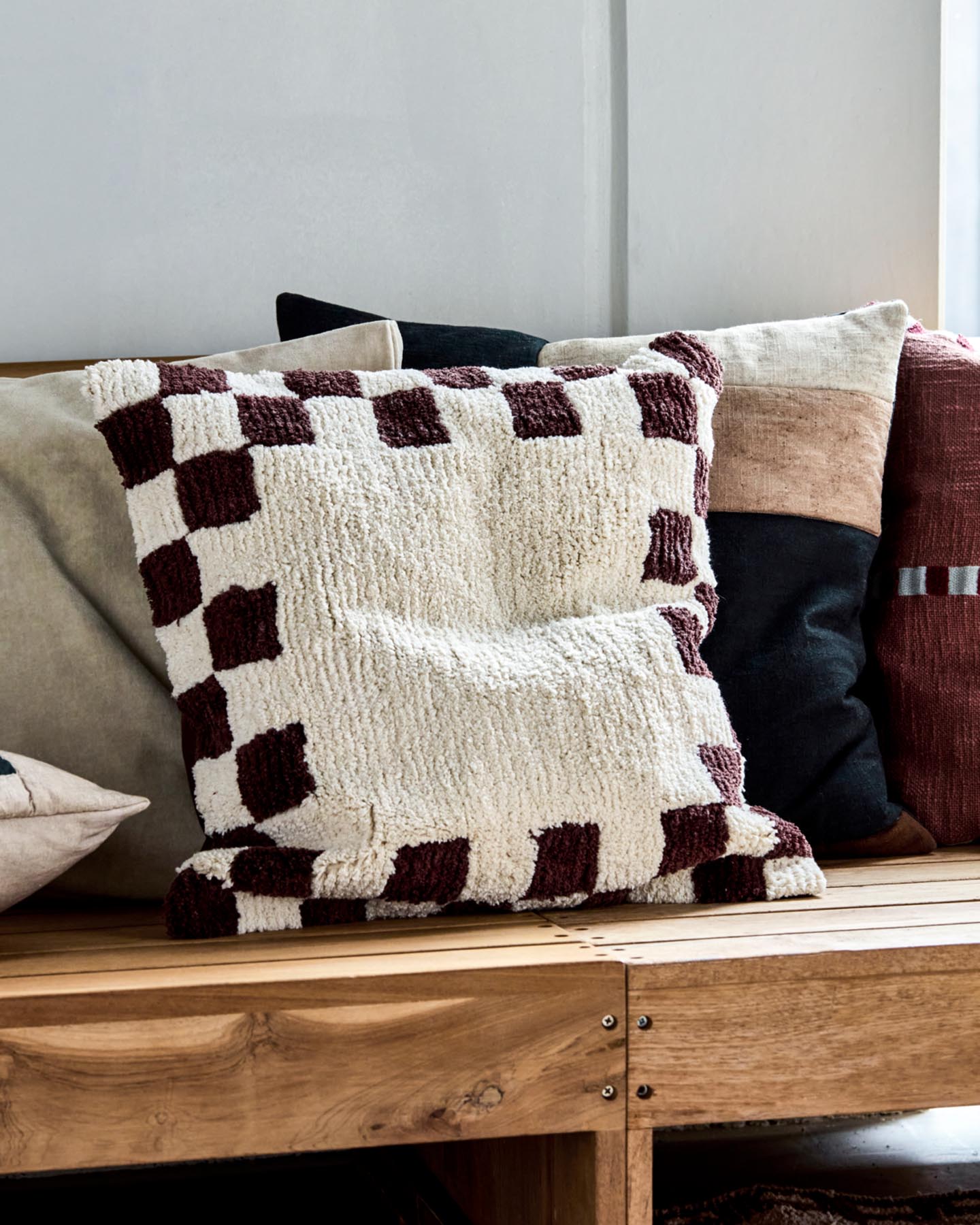 Gestalten Sie Ihr Zuhause mit dem eleganten Kissenbezug HDChess von House Doctor in Braun und Off-White. Perfekt für jeden Einrichtungsstil!