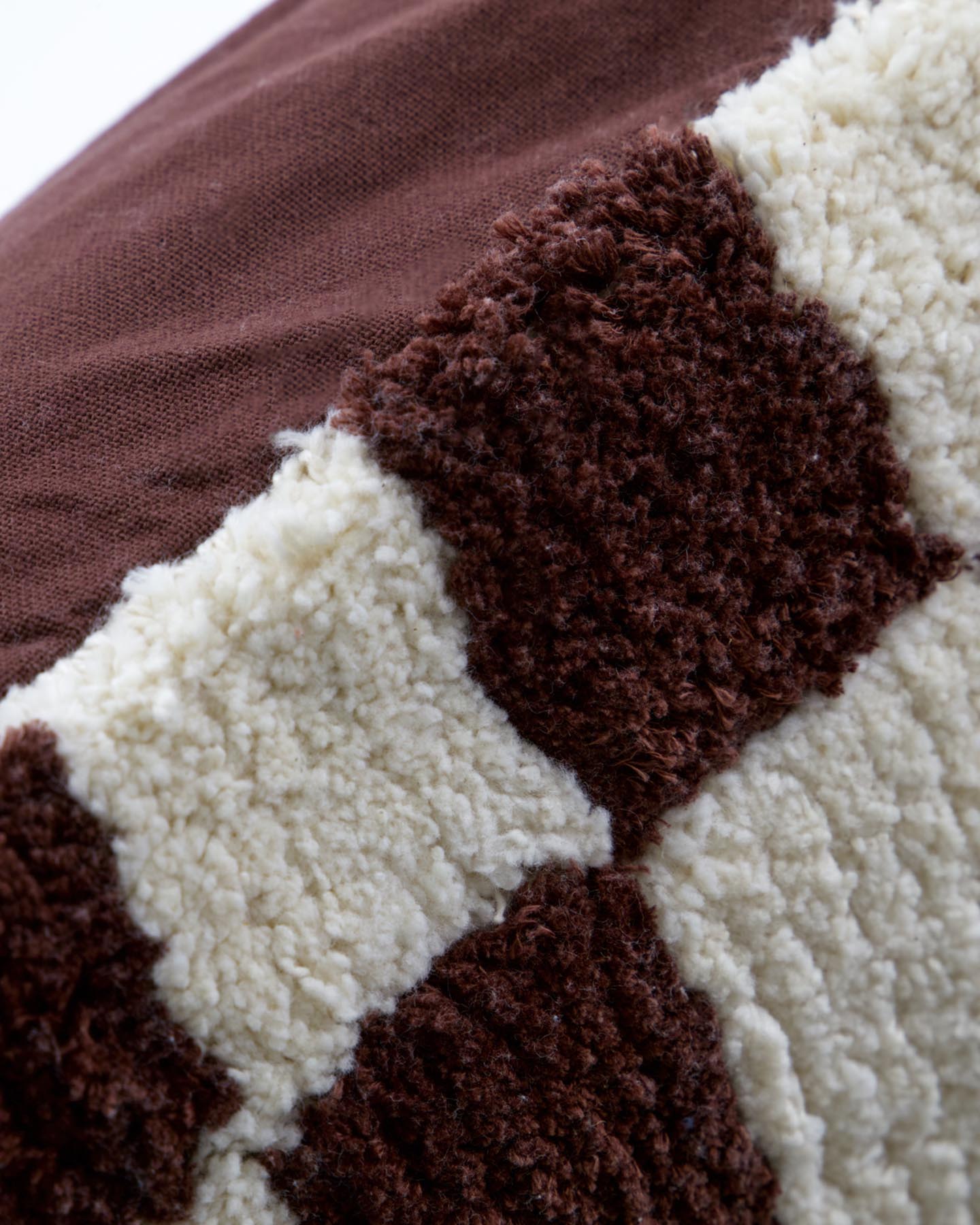 Verleihen Sie Ihrem Wohnraum mit dem Kissenbezug HDChess von House Doctor in Braun und Off-White einen modernen Akzent. Ideal für stilvolle Kombinationen!