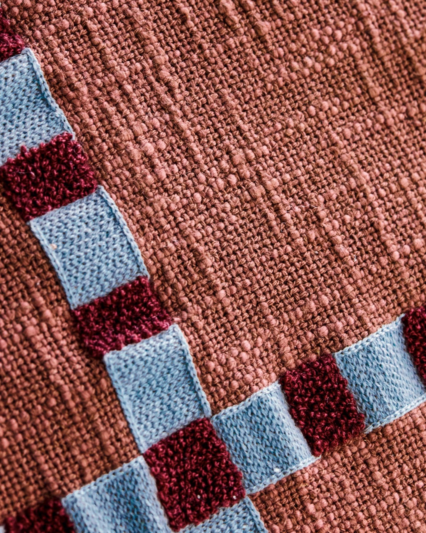 Entdecken Sie den stilvollen Kissenbezug HDCross in Braun von House Doctor. Hochwertige Baumwolle, modernes Design und vielseitige Kombinationsmöglichkeiten für Ihr Zuhause.