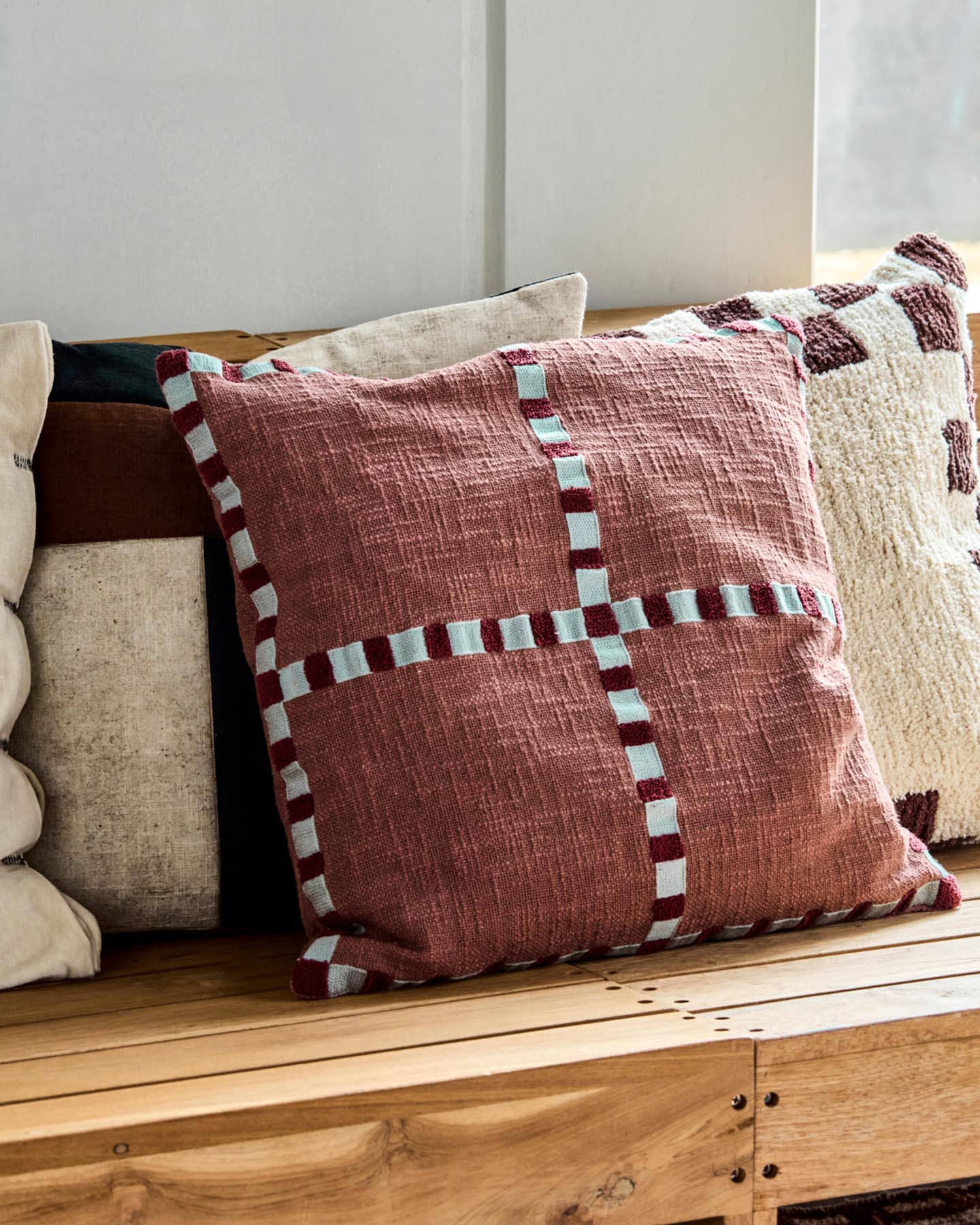 Verleihen Sie Ihrem Zuhause mit dem Kissenbezug HDCross in Braun von House Doctor eine warme, moderne Note. Aus weicher Baumwolle gefertigt, bietet er Komfort und Stil.