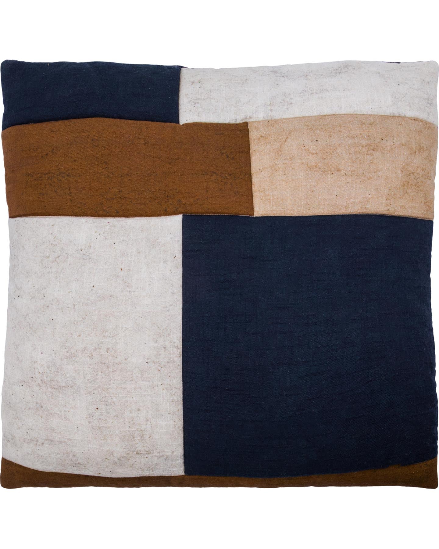 Verleihen Sie Ihrem Wohnraum mit dem Kissenbezug HDPatch von House Doctor einen Hauch von Eleganz. Das stilvolle Patchwork in Schwarz, Sand und Braun harmoniert perfekt mit jedem Einrichtungsstil.