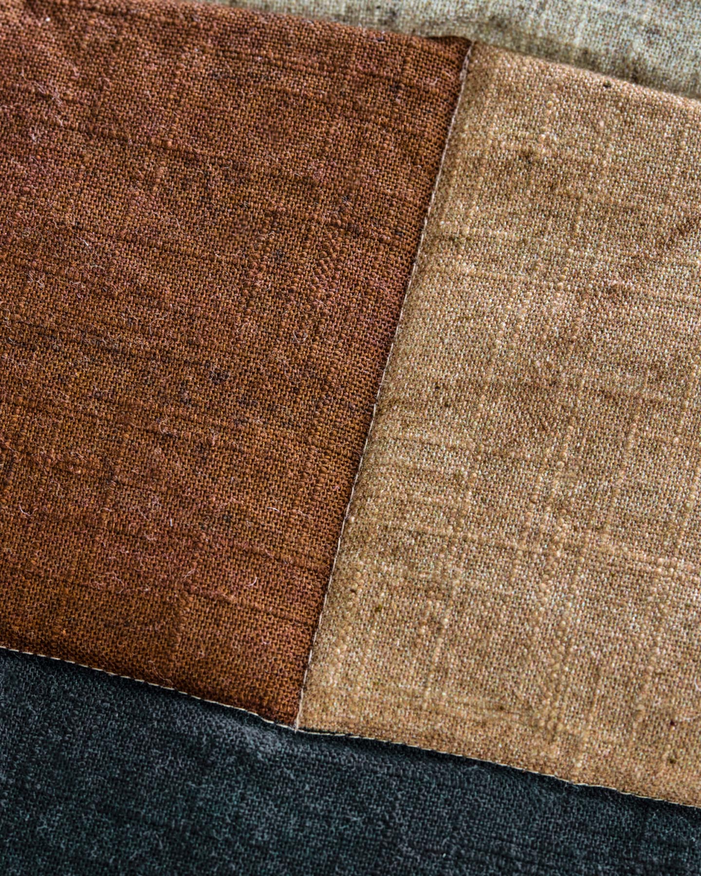 Setzen Sie mit dem Kissenbezug HDPatch von House Doctor stilvolle Akzente. Das moderne Patchwork-Design in Schwarz, Sand und Braun passt ideal in jedes Zuhause.