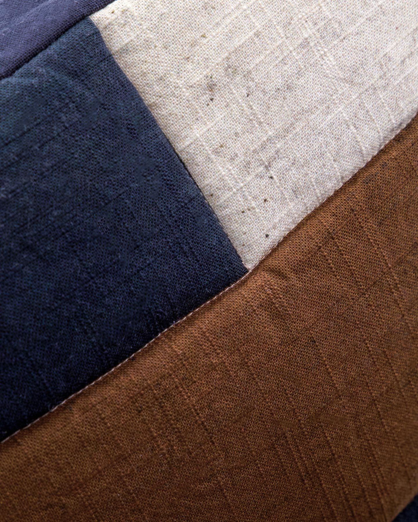 Setzen Sie stilvolle Akzente in Ihrem Zuhause mit dem Kissenbezug HDPatch von House Doctor. Das moderne Patchwork-Design in Schwarz, Sand und Braun sorgt für ein gemütliches Ambiente.