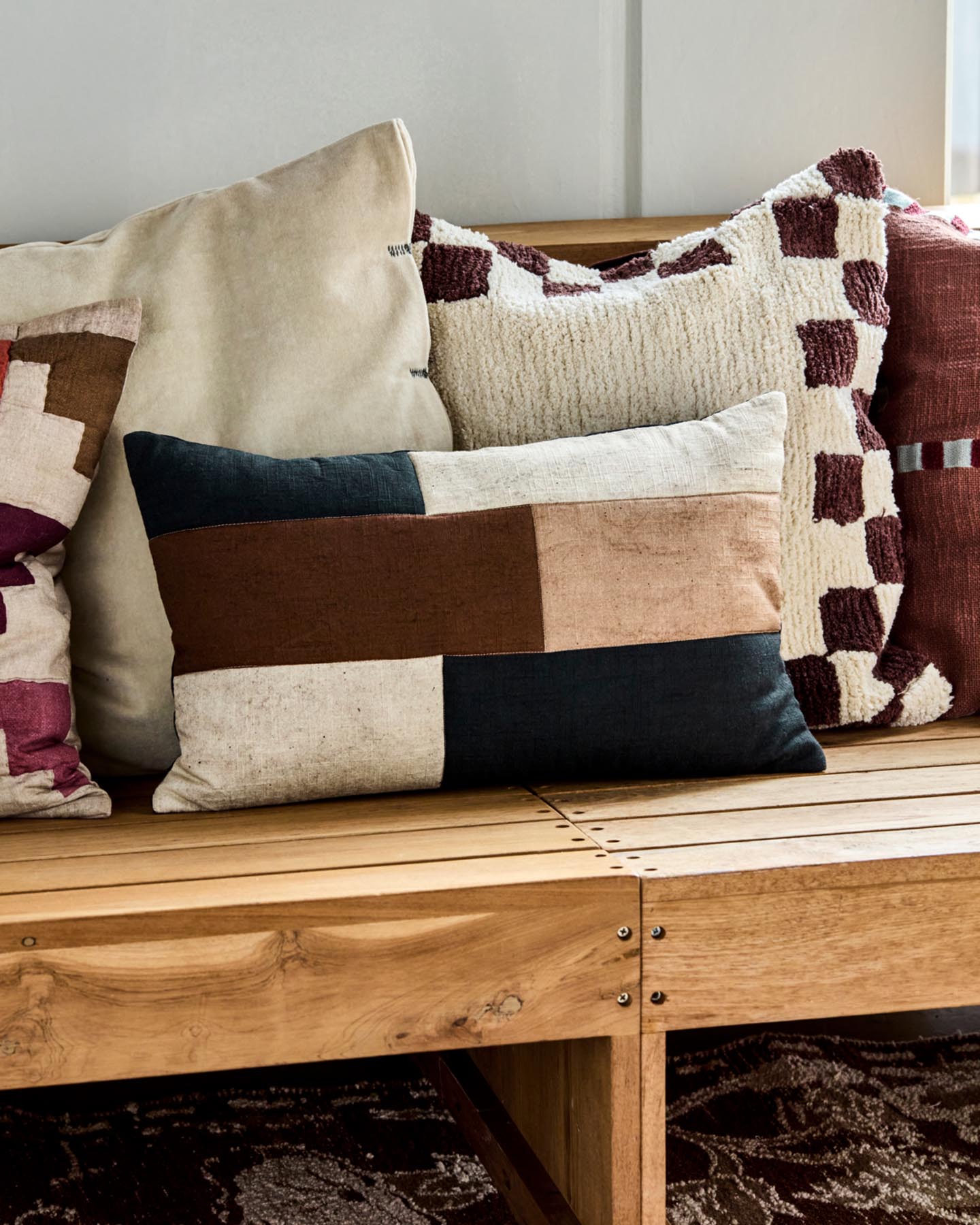 Verleihen Sie Ihrem Raum mit dem Kissenbezug HDPatch von House Doctor in Schwarz, Sand und Braun einen modernen Akzent. Hochwertige Baumwolle für Komfort!