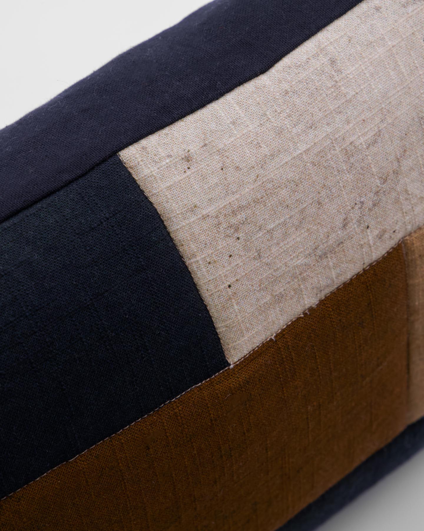 Setzen Sie stilvolle Akzente in Ihrem Zuhause mit dem Kissenbezug HDPatch von House Doctor. Das elegante Patchwork-Design in Schwarz, Sand und Braun sorgt für ein modernes Ambiente.