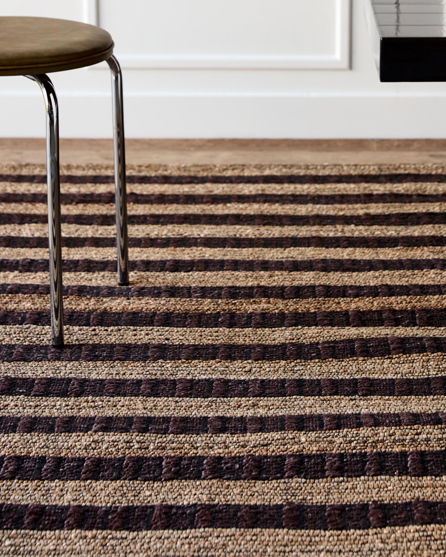 Erleben Sie den HDBlock Teppich von House Doctor in warmen Brauntönen. Handgefertigt aus Jute, bringt er stilvolle Akzente und Komfort in Ihr Zuhause.