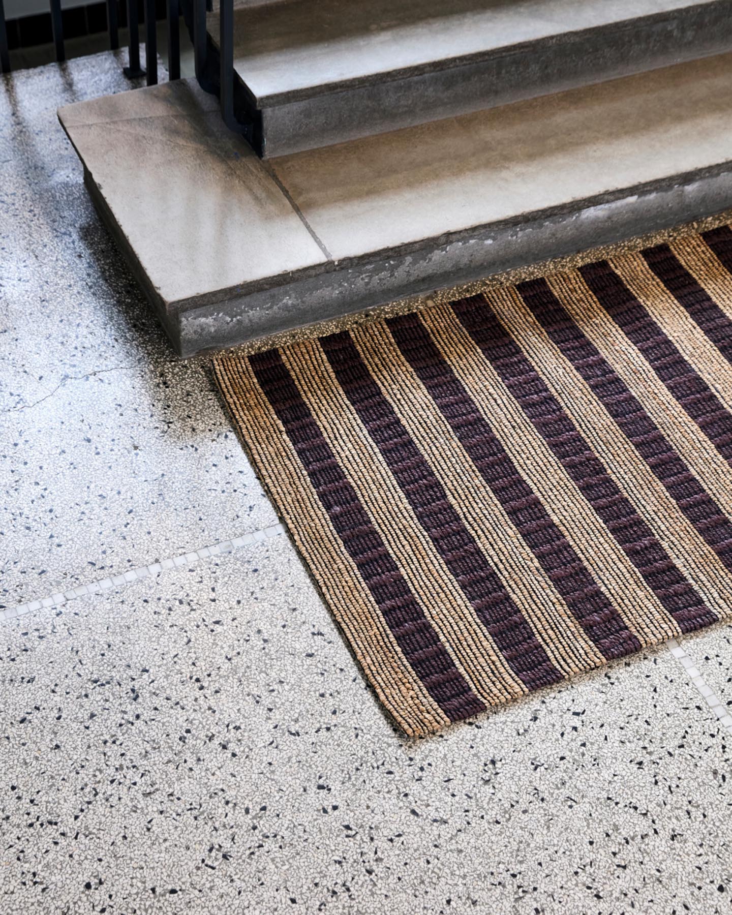 Verleihen Sie Ihrem Raum mit dem HDBlock Teppich von House Doctor in Braun/Natur eine einladende Atmosphäre. Handgefertigt aus Jute, bietet er zeitlose Eleganz.