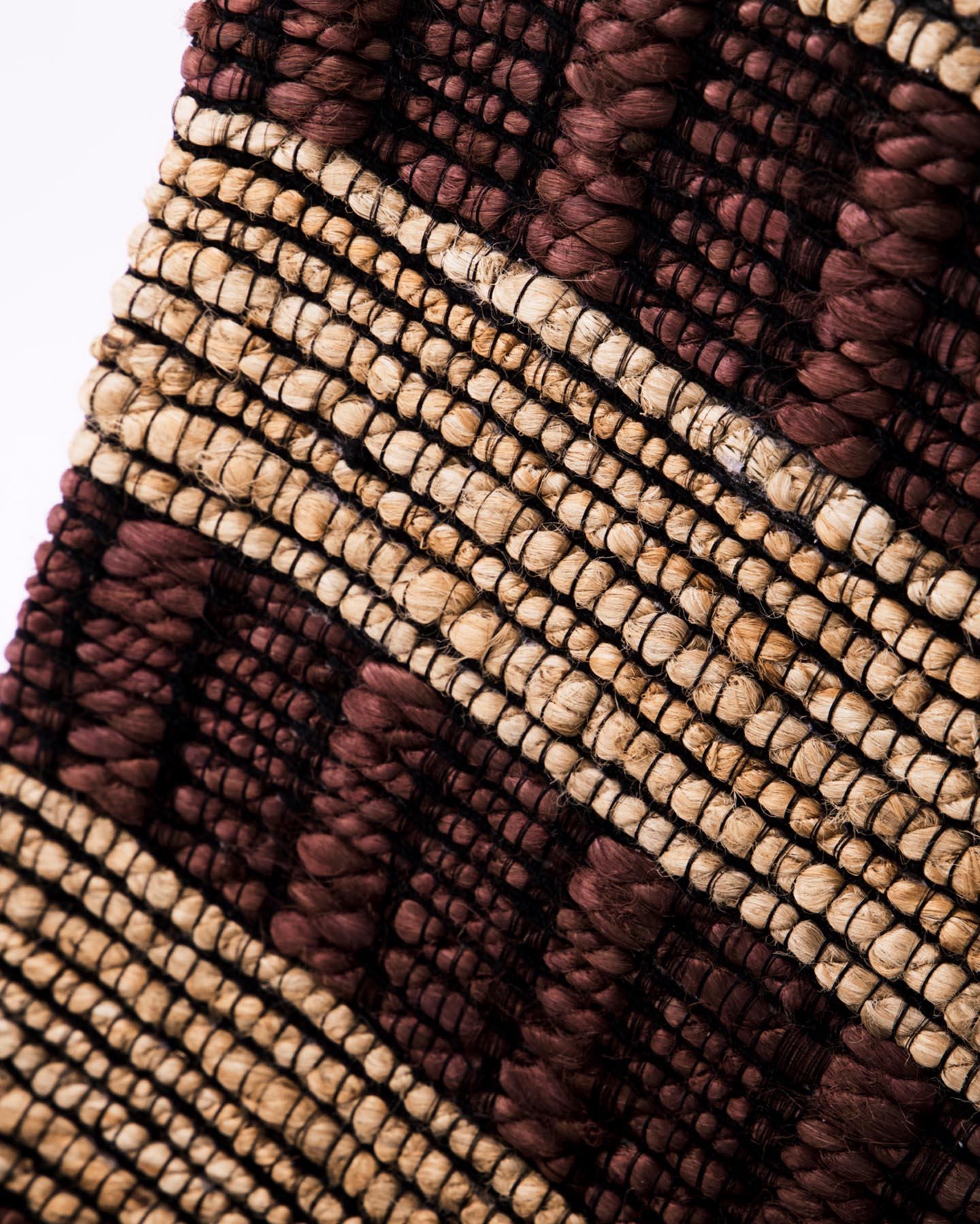 Gestalten Sie Ihr Zuhause mit dem HDBlock Teppich von House Doctor in Braun/Natur. Handgefertigt aus Jute, vereint er natürlichen Charme und stilvolles Design.