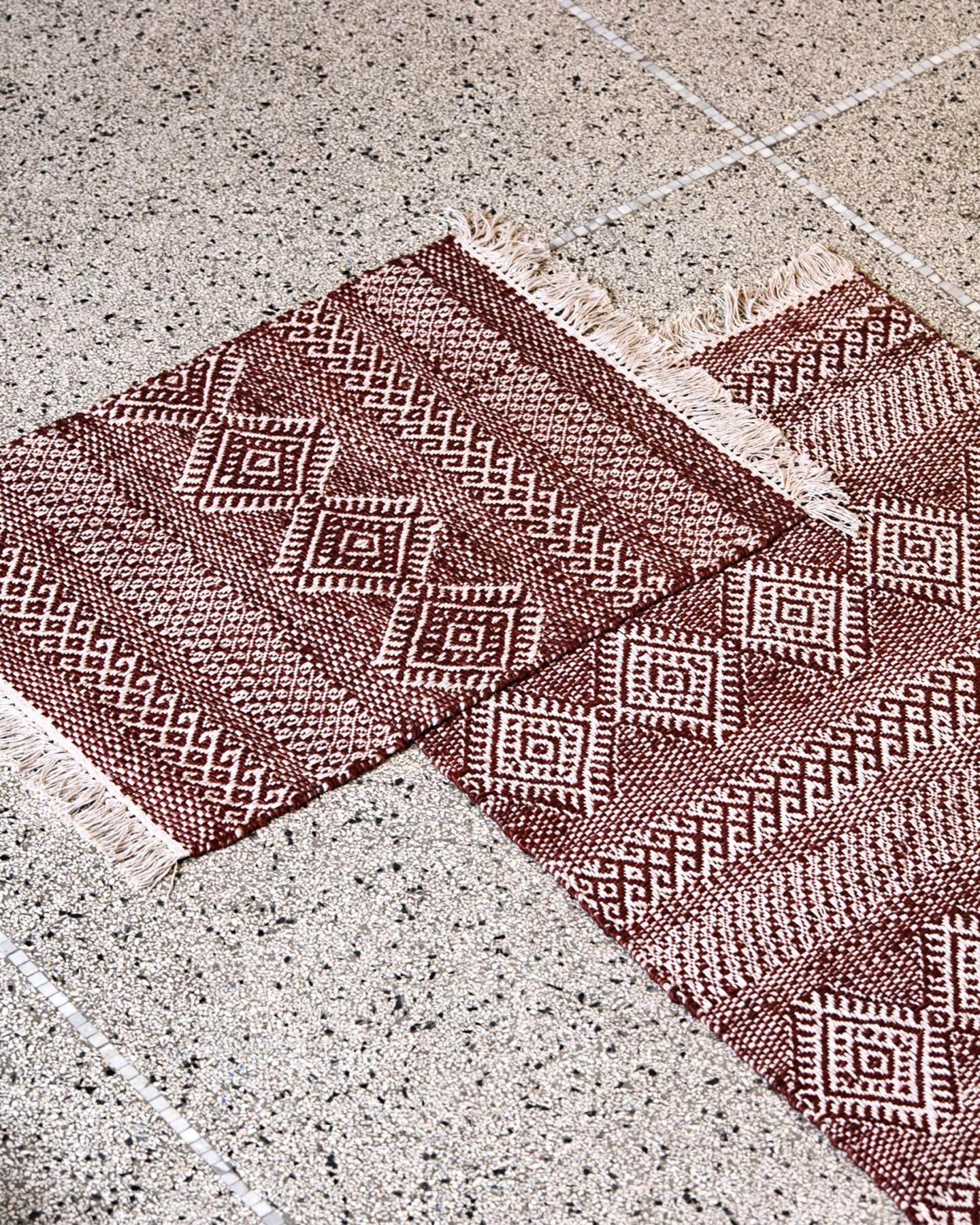 Verleihen Sie Ihrem Wohnraum mit dem HDEthnic Teppich von House Doctor eine gemütliche Note. Handgefertigt aus hochwertigen Naturmaterialien, überzeugt er durch sein stilvolles Ethnomuster und warme Brauntöne.