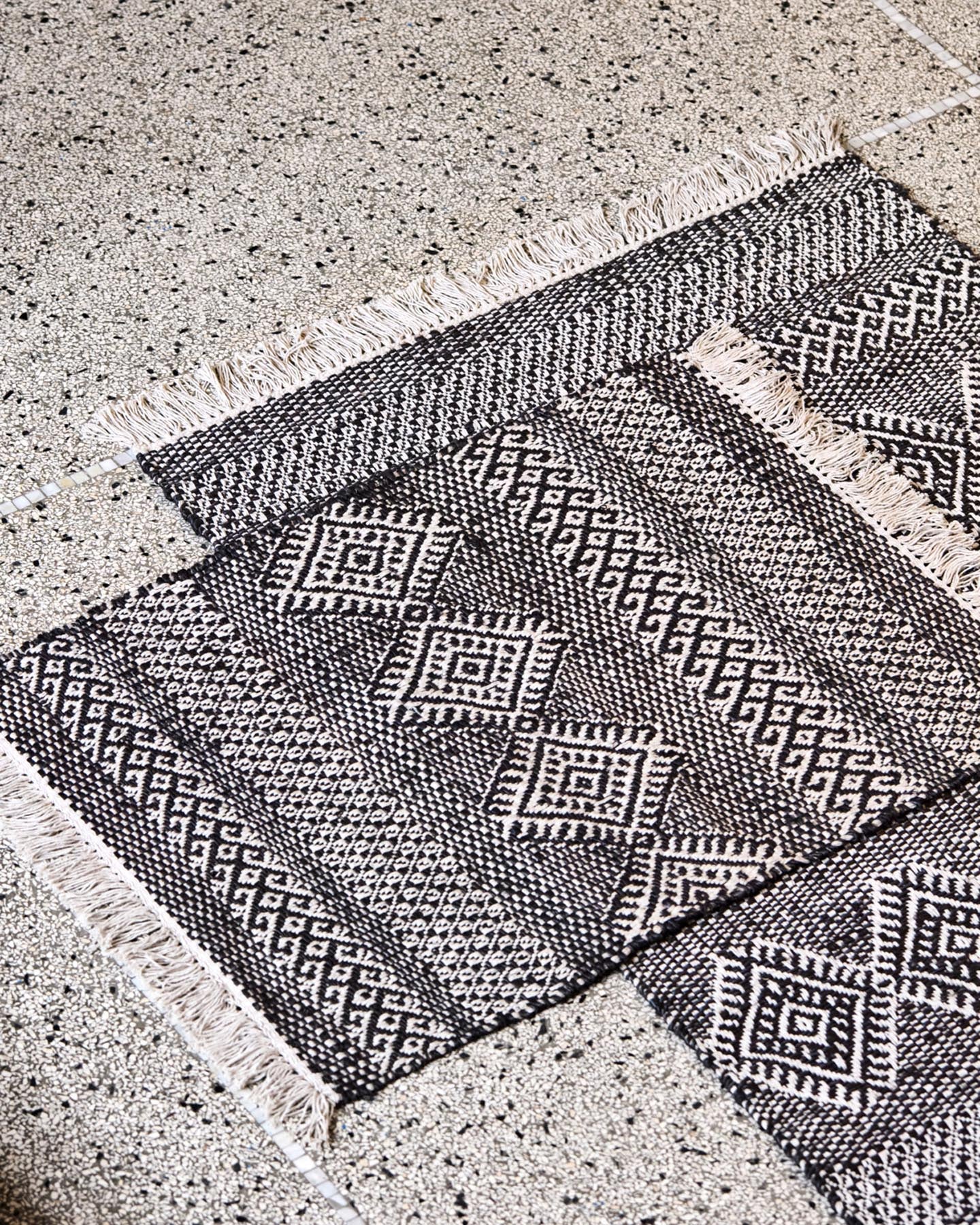 Verleihen Sie Ihrem Raum mit dem HDEthnic Teppich von House Doctor einen Hauch von Ethno-Charme. Handgefertigt aus Jute und Baumwolle, bietet er zeitlose Eleganz und Robustheit.