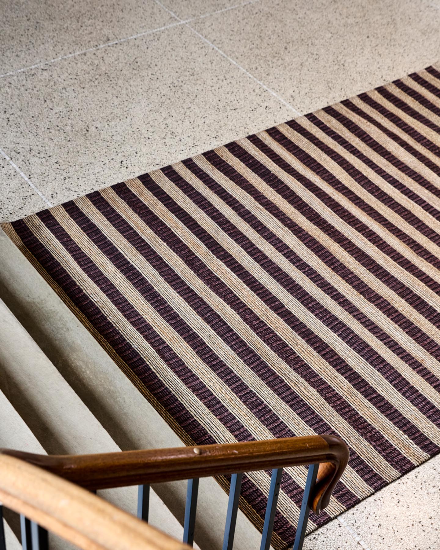 Entdecken Sie den handgefertigten Teppich HDBlock von House Doctor in Braun/Natur – ein stilvolles Wohnaccessoire, das Wärme und Eleganz in Ihr Zuhause bringt.