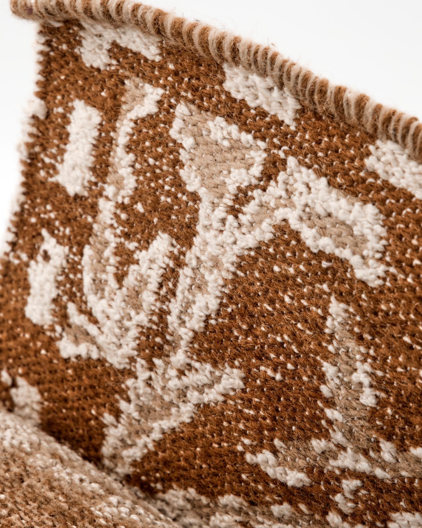 Der HDBloss Teppich von House Doctor vereint handgefertigte Qualität mit zeitloser Eleganz. Seine warme braune Farbe und hochwertigen Materialien schaffen eine einladende Atmosphäre in jedem Raum.