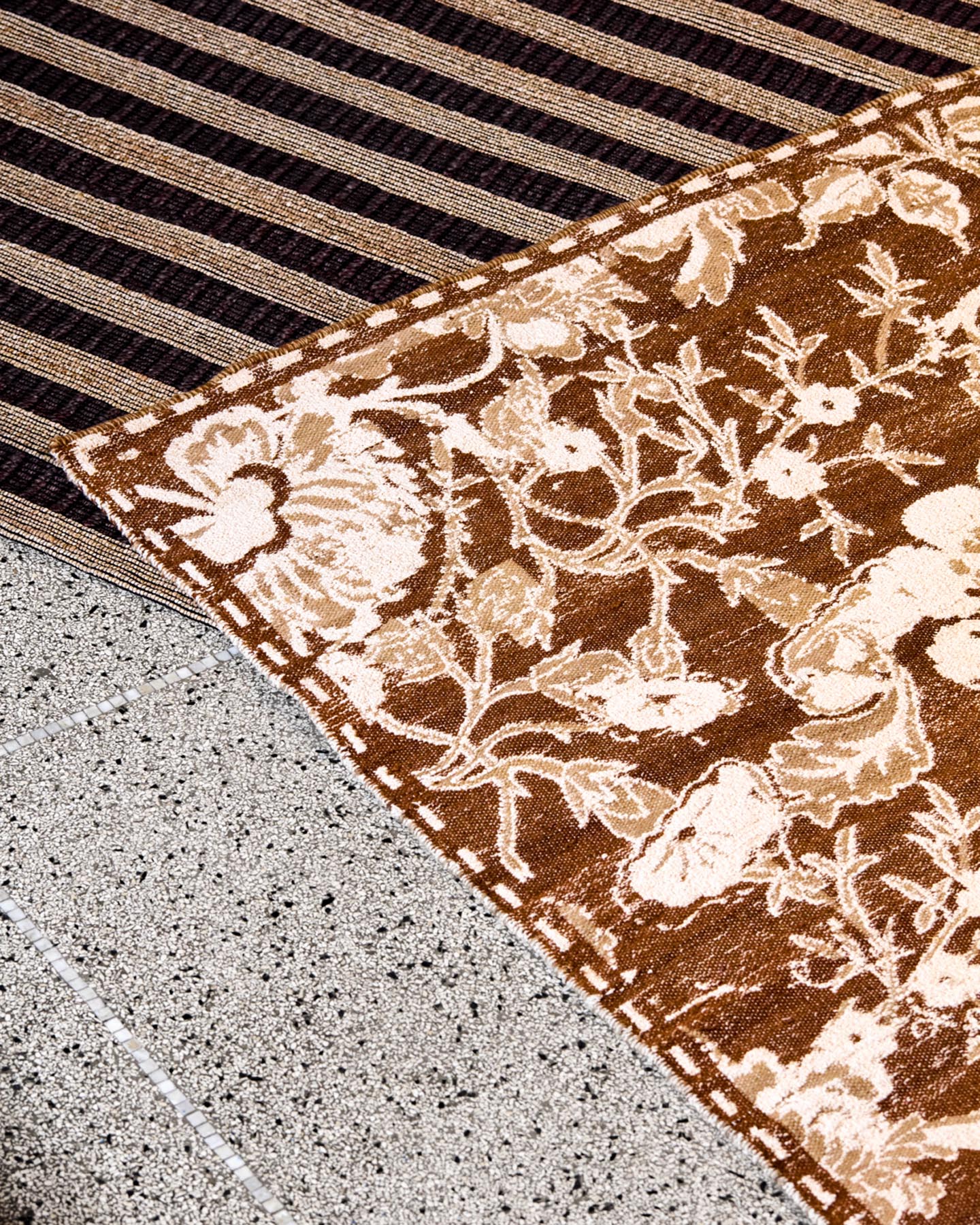 Entdecken Sie den eleganten HDBloss Teppich in Braun von House Doctor – handgefertigt, vielseitig und perfekt für jedes Zuhause.