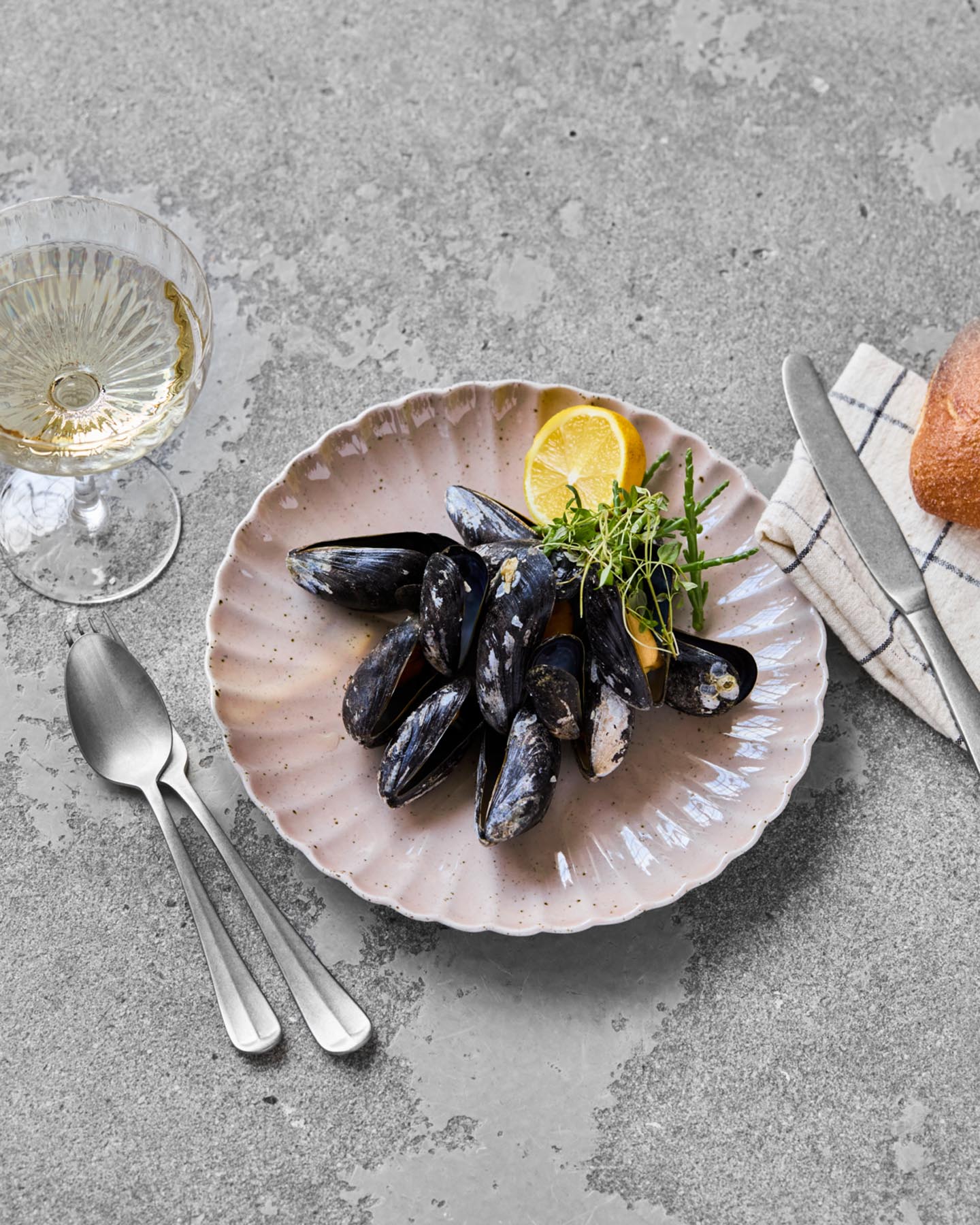 Entdecken Sie den eleganten HDScallop Teller in Rosé von House Doctor – handgefertigt, mit einzigartiger Glasur und stilvollem Design für jeden Anlass.