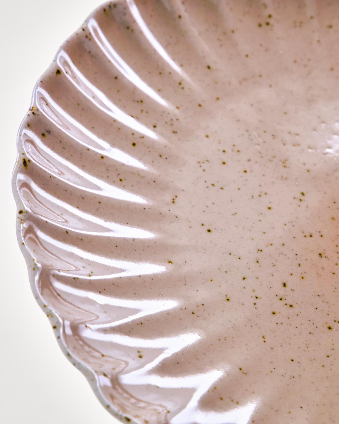 Verleihen Sie Ihrer Tafel mit dem handgefertigten HDScallop Teller in Rosé von House Doctor einen Hauch von Eleganz und Stil.