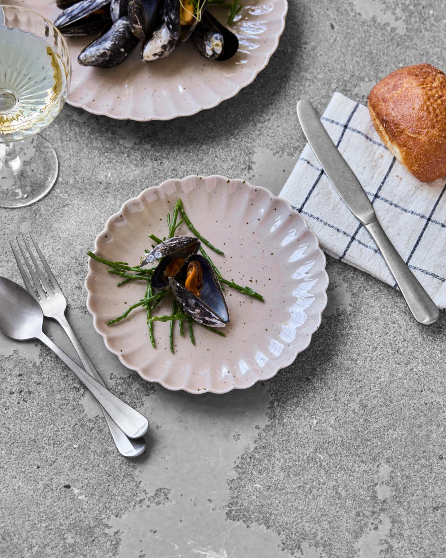 Eleganter Mittags-/Kuchenteller HDScallop in sanftem Rosé von House Doctor. Handgefertigt, einzigartig und vielseitig einsetzbar für jeden Anlass.