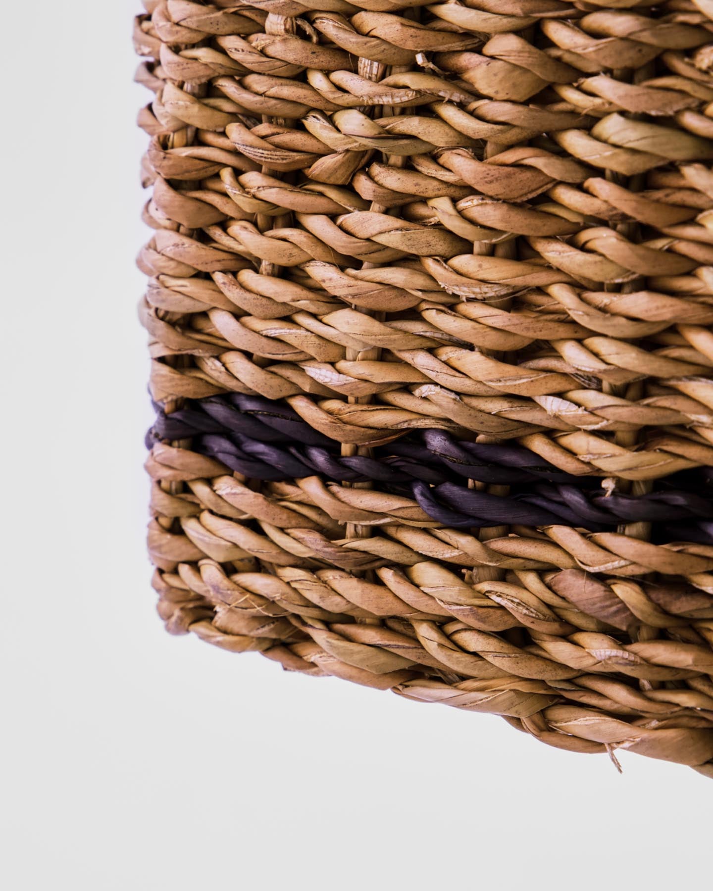 Gestalten Sie Ihr Zuhause mit den stilvollen Aufbewahrungskörben HDSquares Natur von House Doctor. Handgefertigt aus Seegras, ideal für Ordnung und Dekoration.