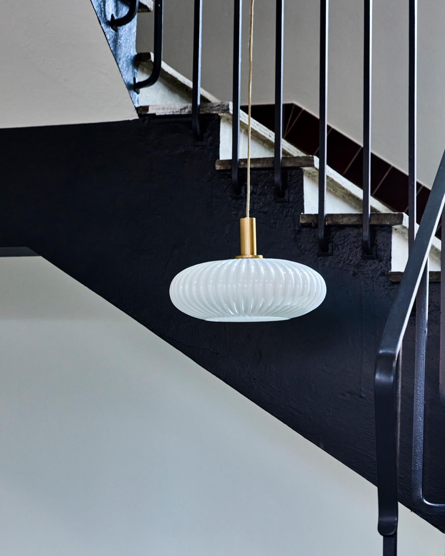 Entdecken Sie die HDFort Pendelleuchte von House Doctor: Ein elegantes Lichtobjekt mit antikem Messing-Finish und handgefertigtem, gerilltem Glas in Beige.