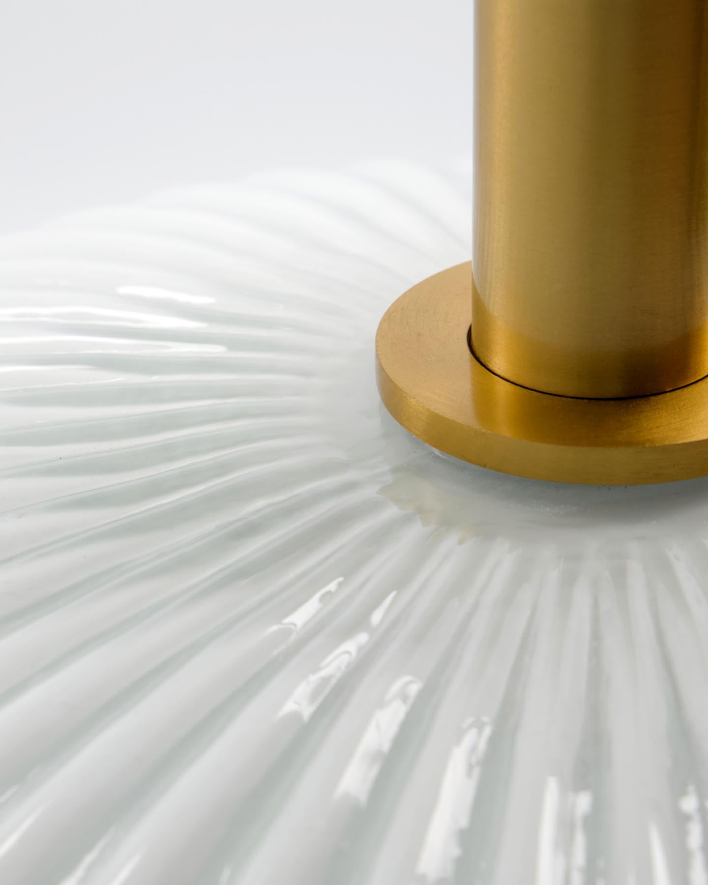 Erleben Sie die HDFort Pendelleuchte von House Doctor: Ein stilvolles Lichtdesign mit edlem Messing-Finish und einzigartigem, handgefertigtem Glas.