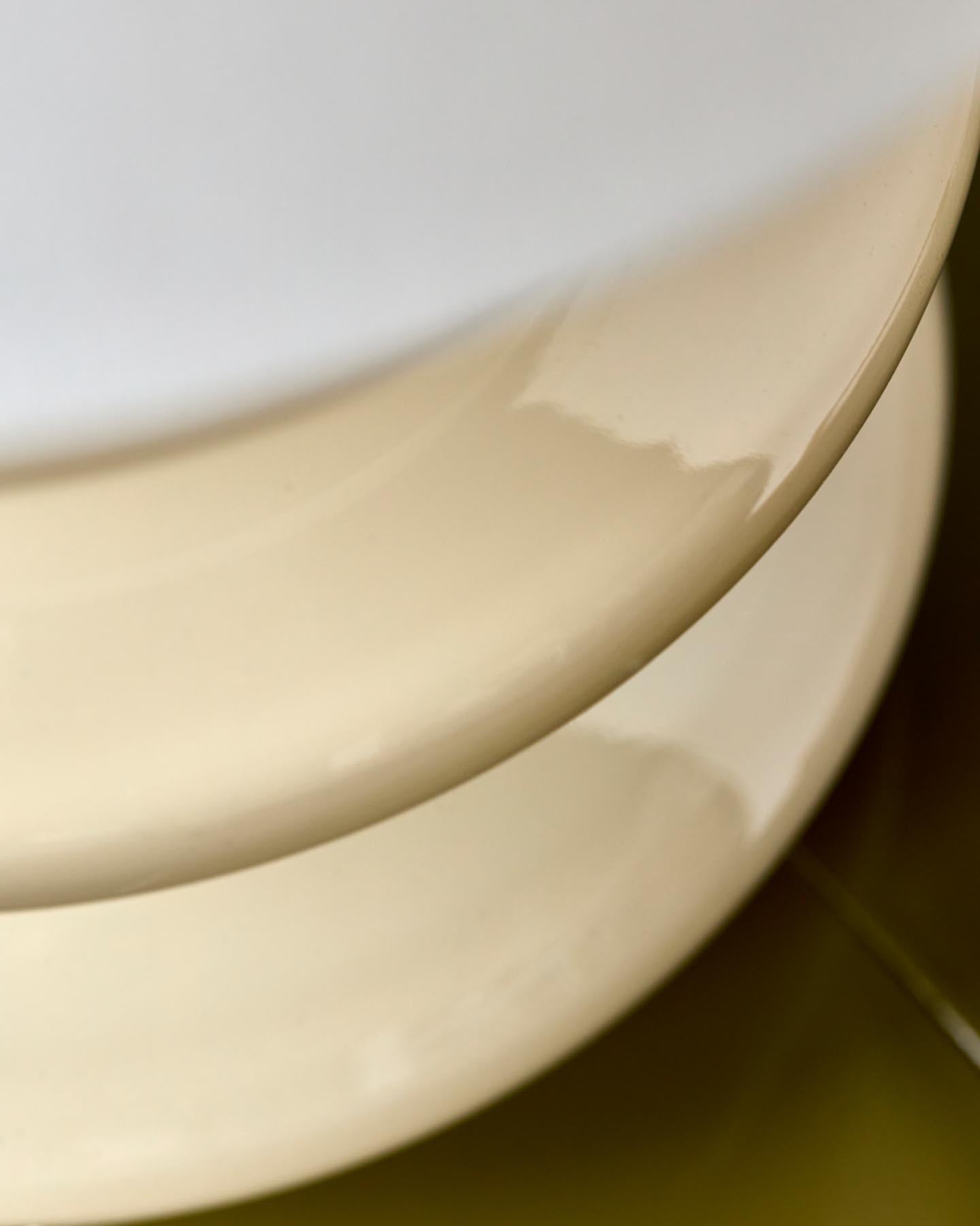 Entdecken Sie die elegante Tischleuchte HDStep von House Doctor in Sand/Off-White. Ihr skulpturaler Glaskorpus und der Baumwollschirm schaffen eine gemütliche Atmosphäre.